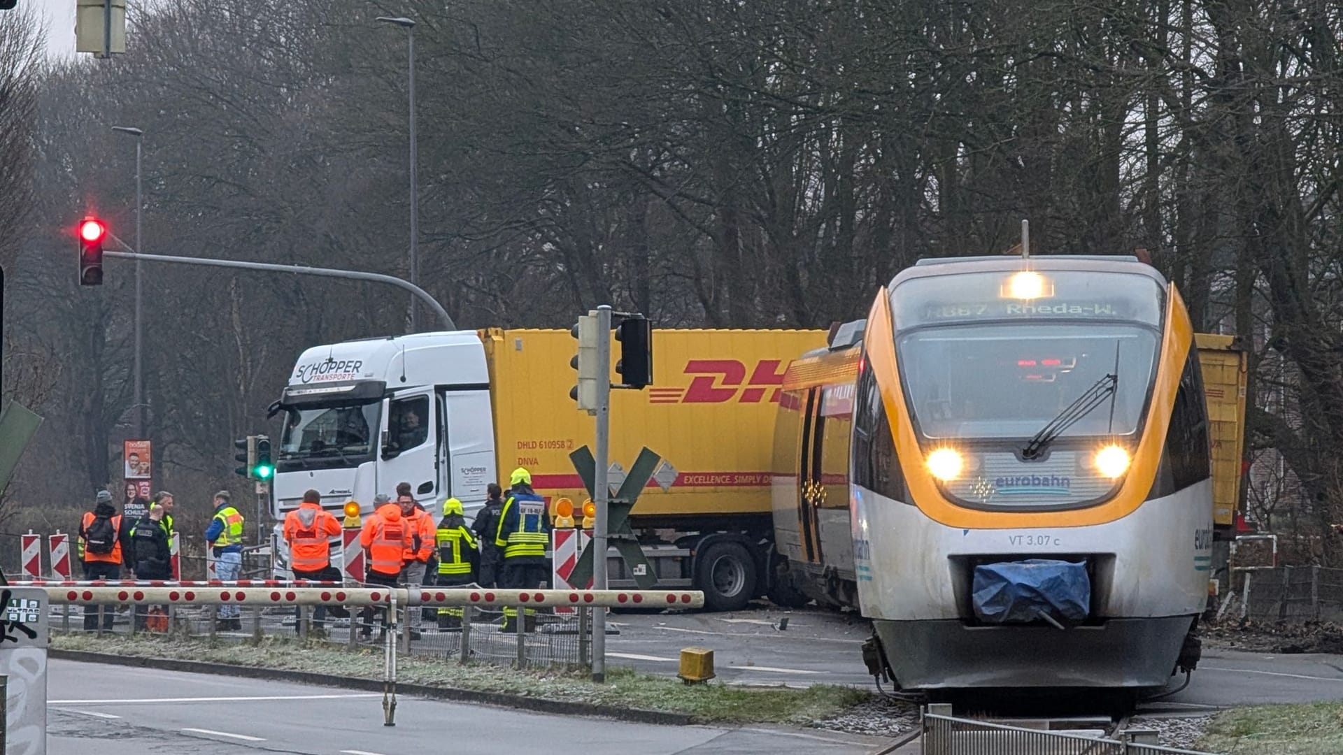 Regionalzug prallt in Münster gegen Lastwagen