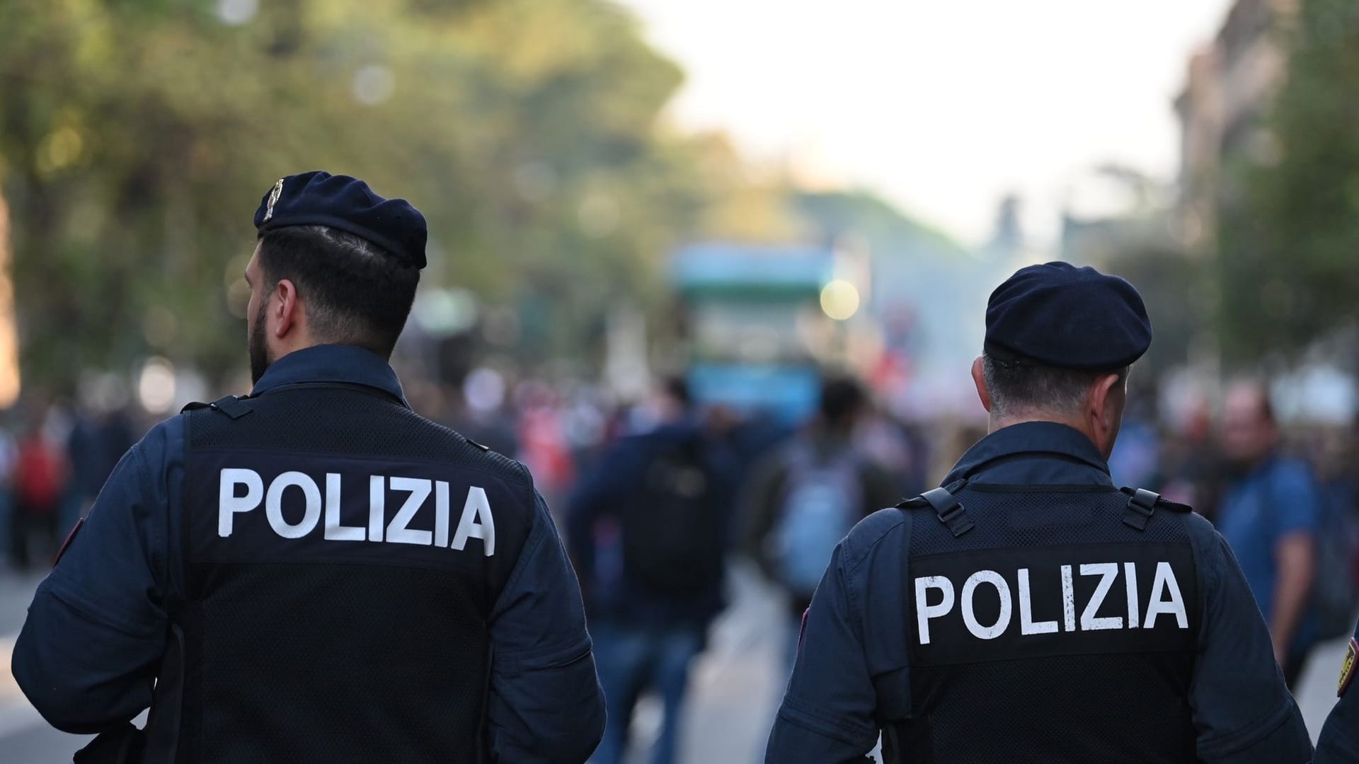 Fußball-Ultras überfallen fahrenden Zug in Italien