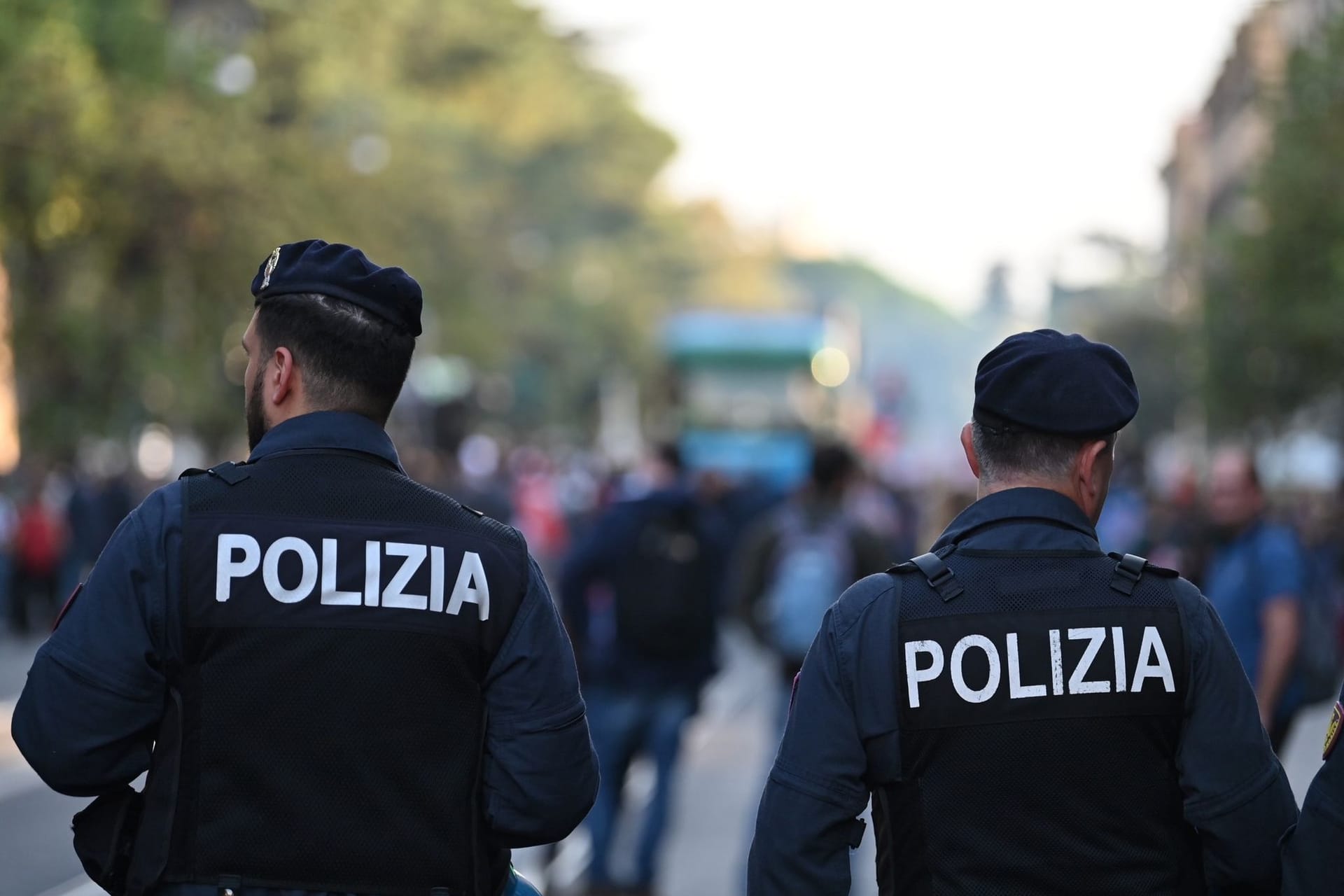 Fußball-Ultras überfallen fahrenden Zug in Italien