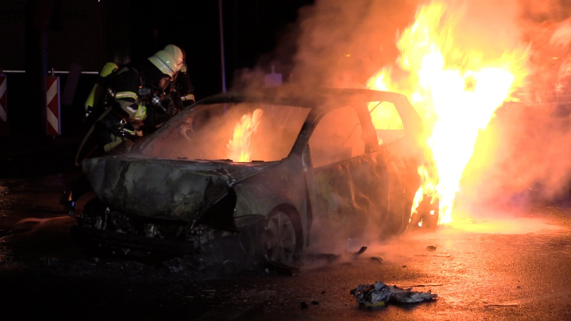 Ein Fahrzeug ging bei einem Unfall in Essen in Flammen auf.