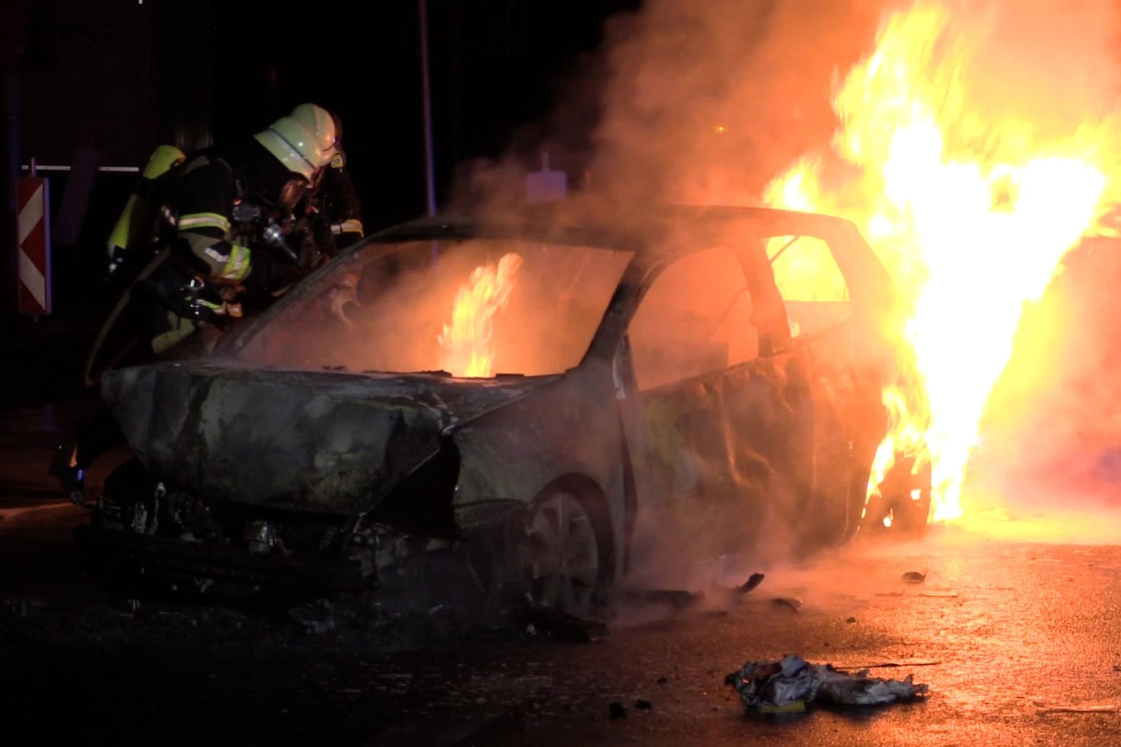 Ein Fahrzeug ging bei einem Unfall in Essen in Flammen auf.