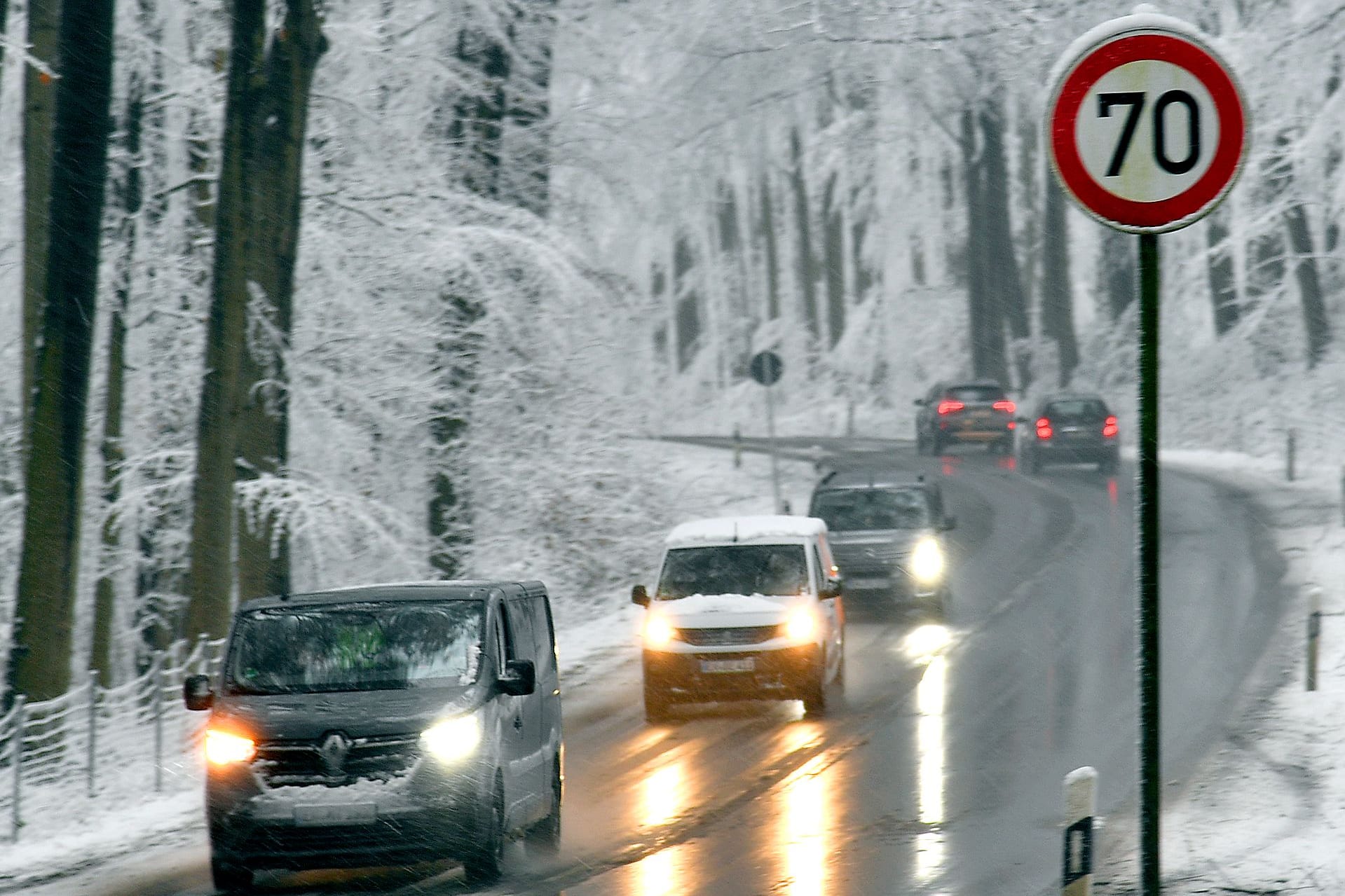 Verschneite Straßen in Köln und der Region (Archivbild): Laut mehreren Wettermodellen erreicht eine neue Schnee- und Eisfront ab Donnerstag Nordrhein-Westfalen.