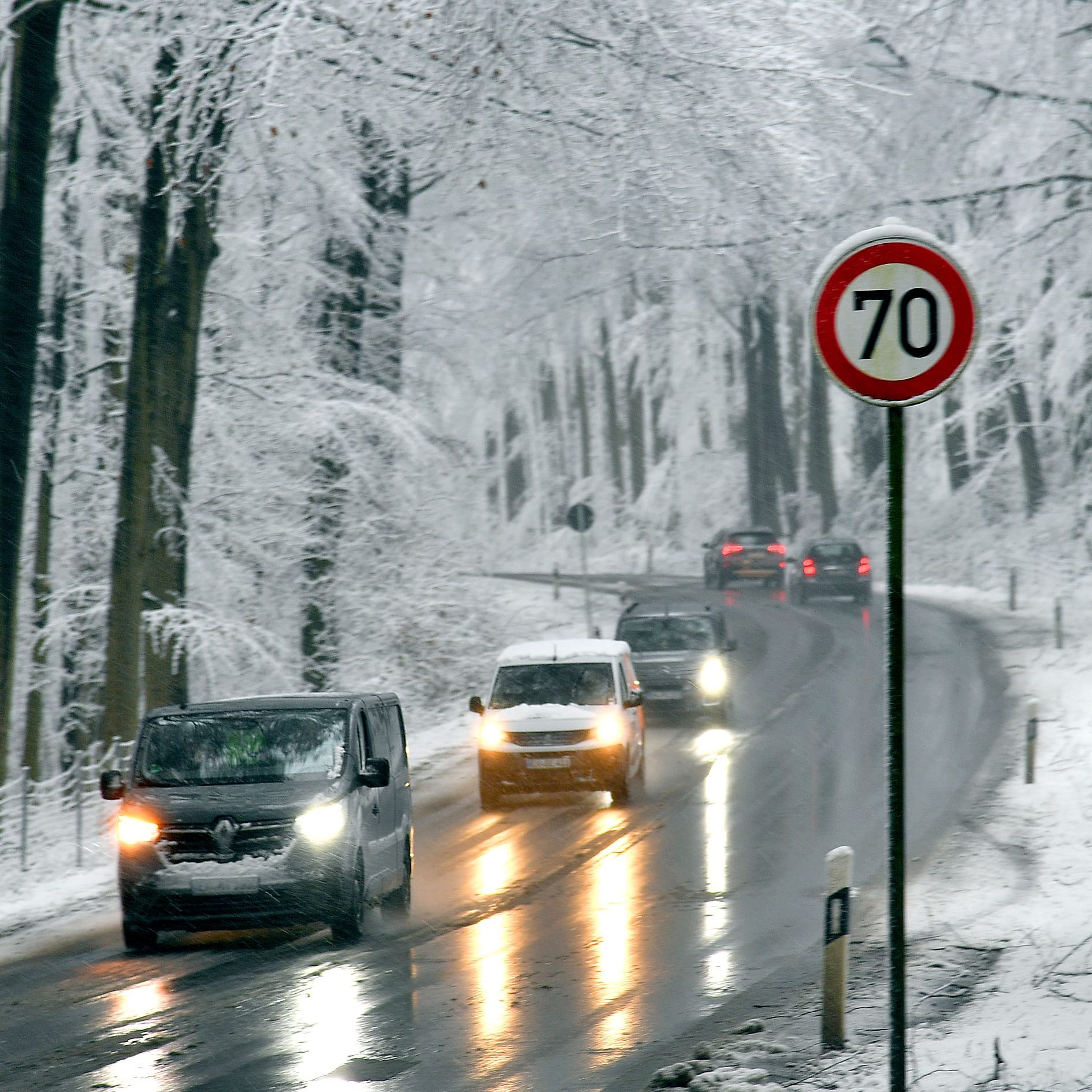 Verschneite Straßen in Köln und der Region (Archivbild): Laut mehreren Wettermodellen erreicht eine neue Schnee- und Eisfront ab Donnerstag Nordrhein-Westfalen.