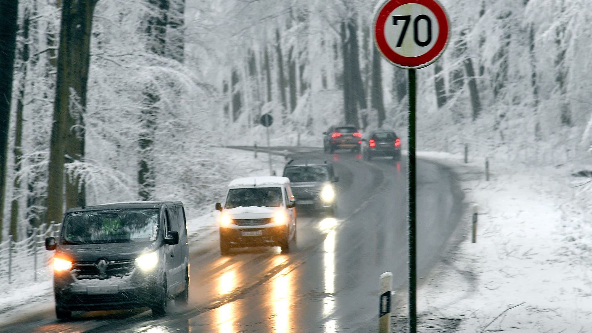 Verschneite Straßen in Köln und der Region (Archivbild): Laut mehreren Wettermodellen erreicht eine neue Schnee- und Eisfront ab Donnerstag Nordrhein-Westfalen.