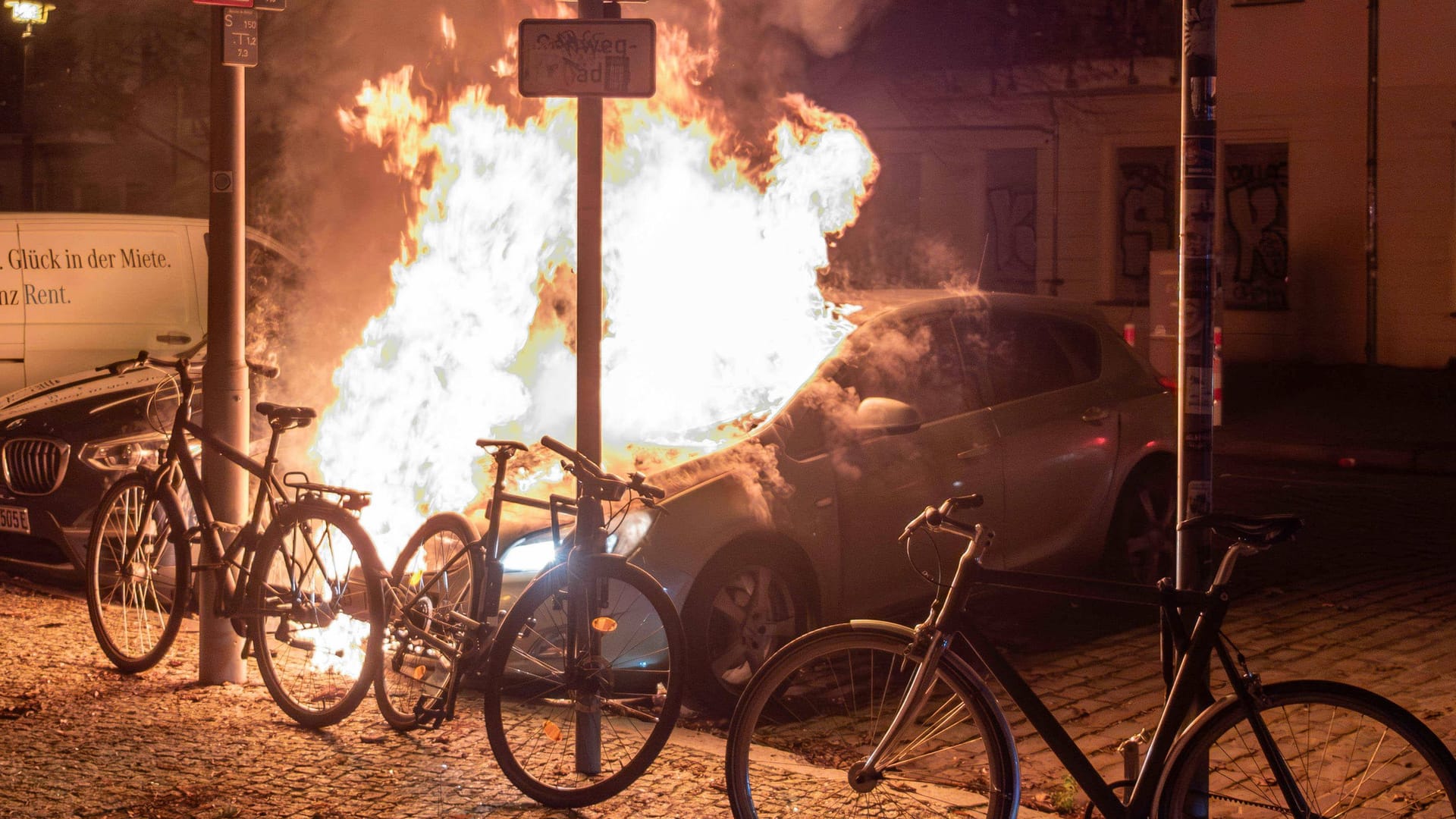 Ein brennendes Auto in Berlin (Archivbild): Die Polizei hat einen mutmaßlichen Brandstifter festgenommen.