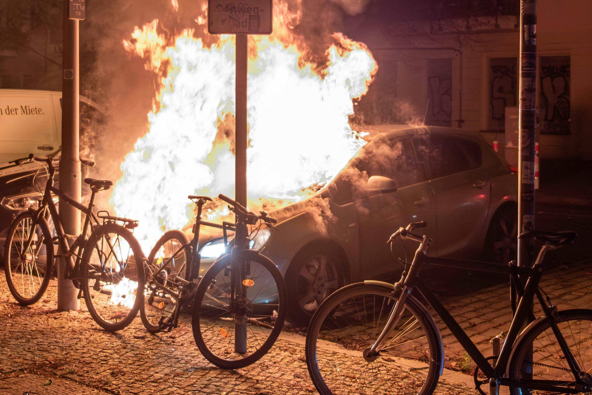 Ein brennendes Auto in Berlin (Archivbild): Die Polizei hat einen mutmaßlichen Brandstifter festgenommen.