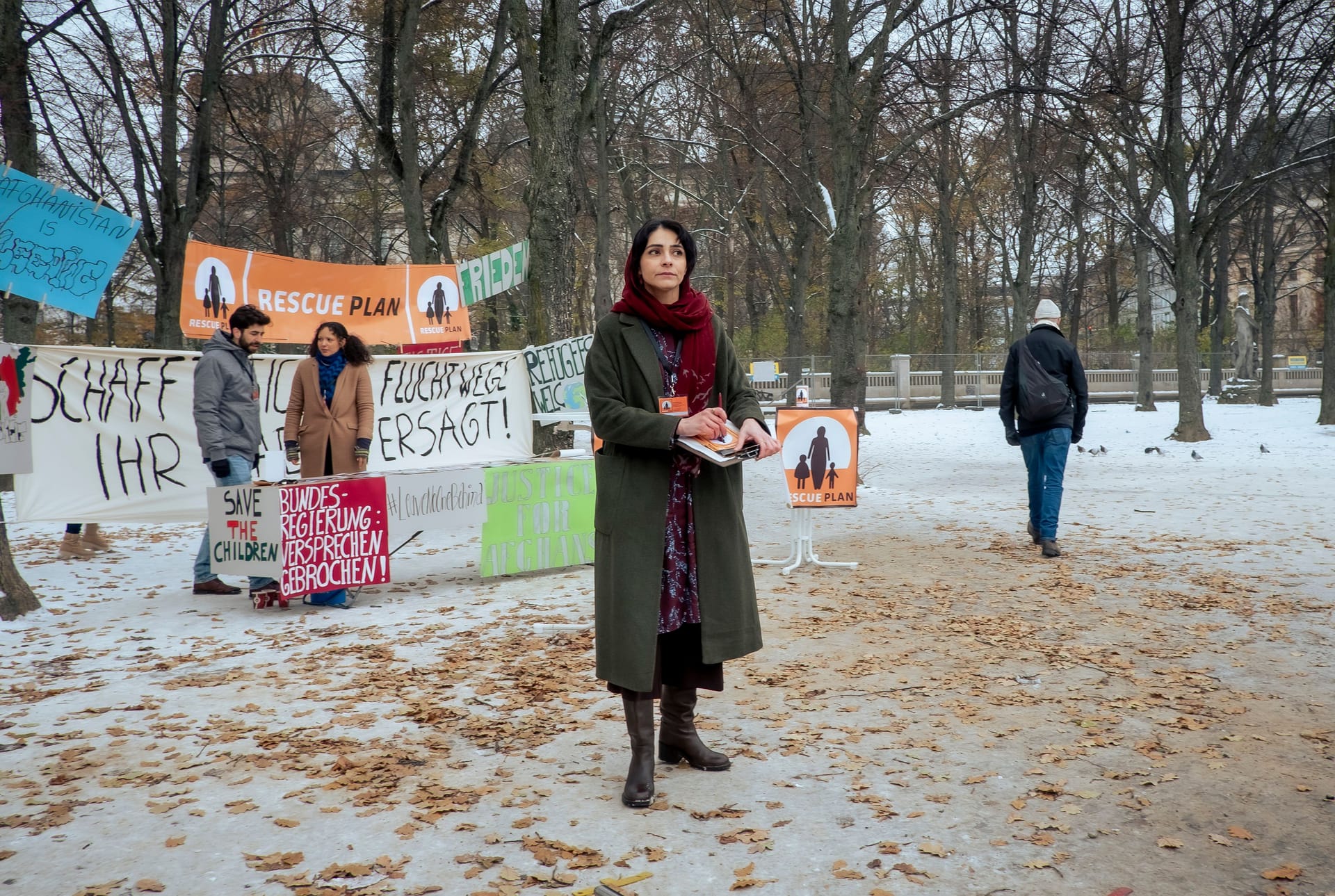 Ermittlungsausschuss zu Afghanistan und eine Menschenrechts-Gruppe im Fokus: Was hat Soraya Barakzay (Pegah Ferydoni) von der Fluchthilfe-Organisation RESCUE PLAN mit dem Mord zu tun?