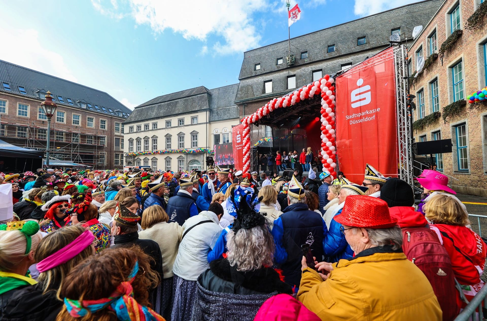 Blick auf den vollen Marktplatz mit Bühne vor dem Düsseldorfer Rathaus