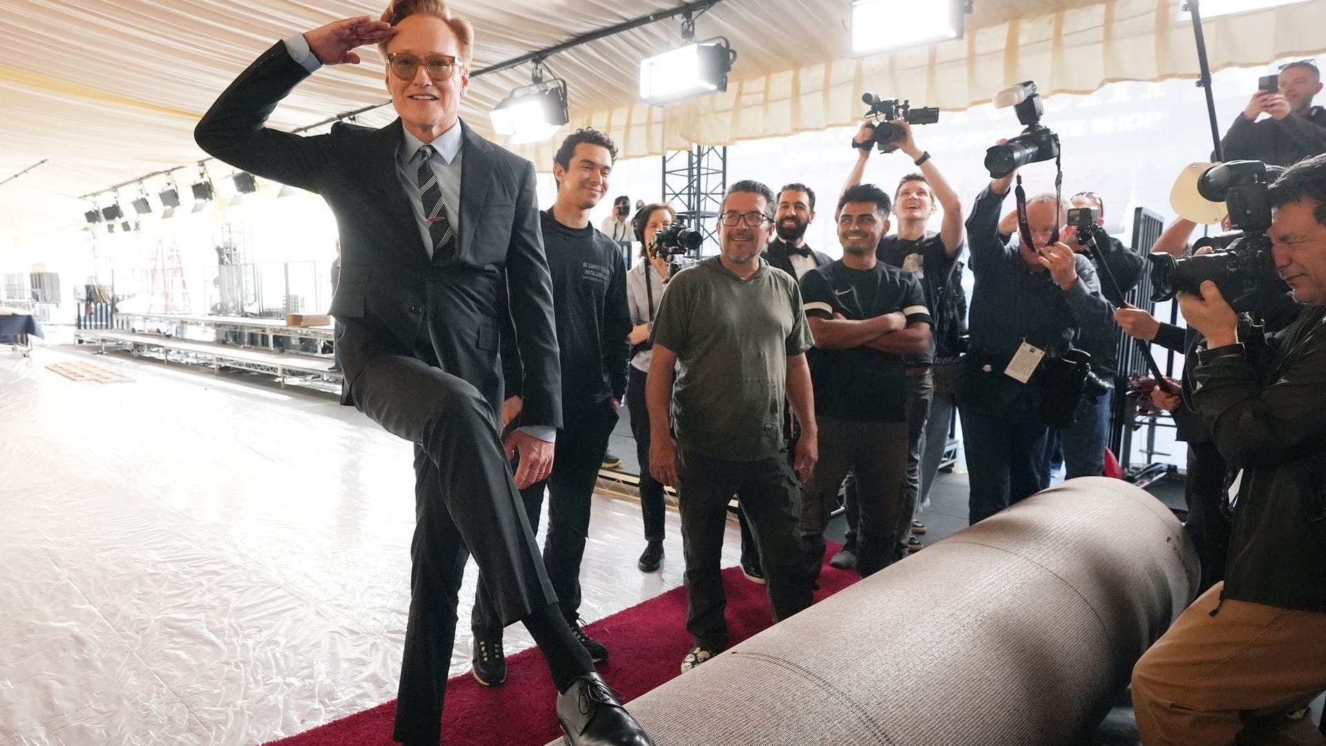 Beim Ausrollen des roten Teppichs macht Oscar-Moderator Conan O'Brien schon die erwartet schräge Figur.