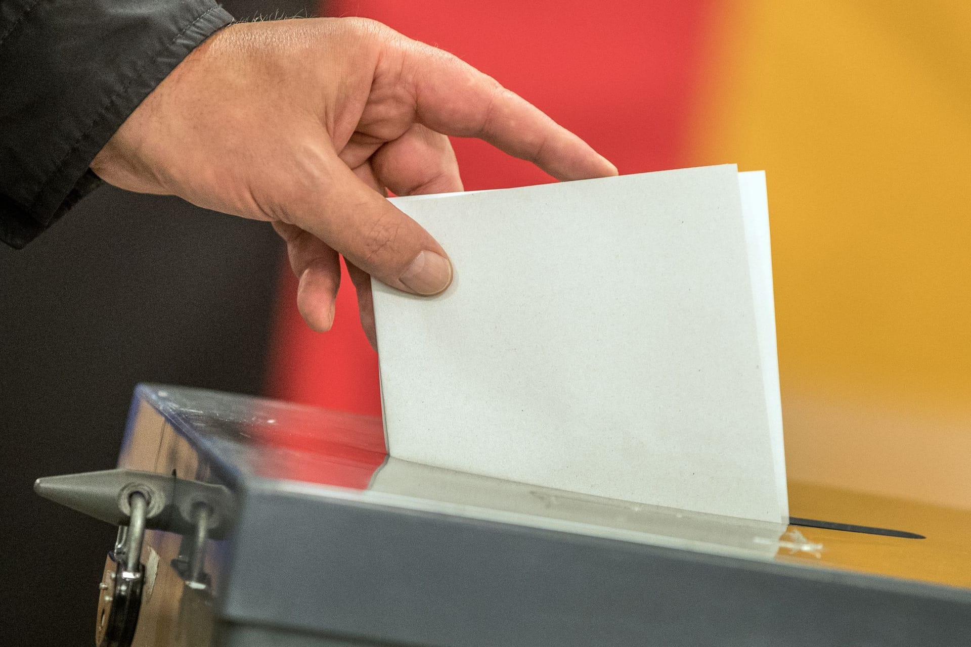 Hohe Wahlbeteiligung: Ein Wähler wirft seinen Stimmzettel in die Wahlurne. Hohe Wahlbeteiligung: Ein Wähler wirft seinen Stimmzettel in die Wahlurne.