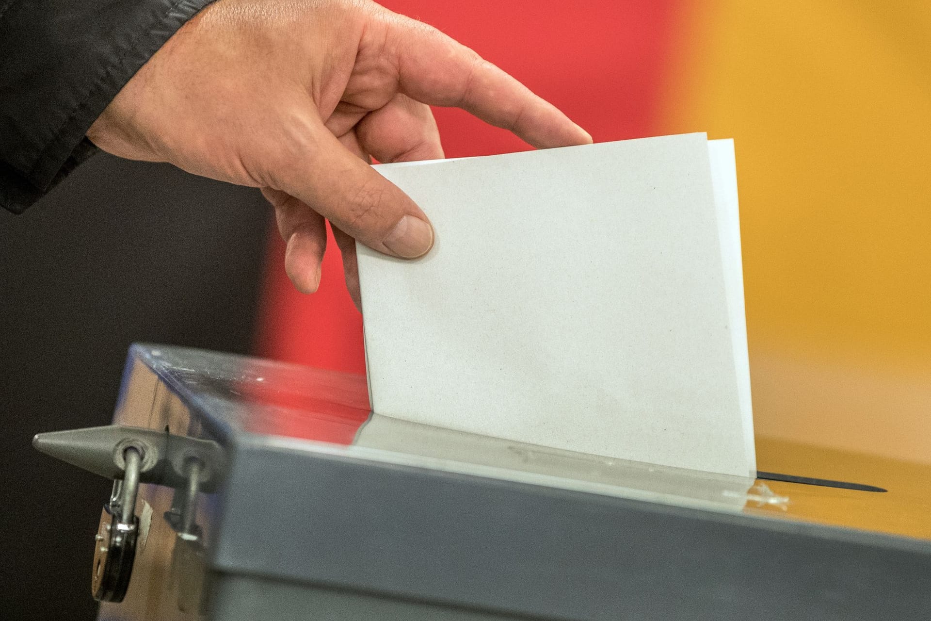 Hohe Wahlbeteiligung: Ein Wähler wirft seinen Stimmzettel in die Wahlurne.