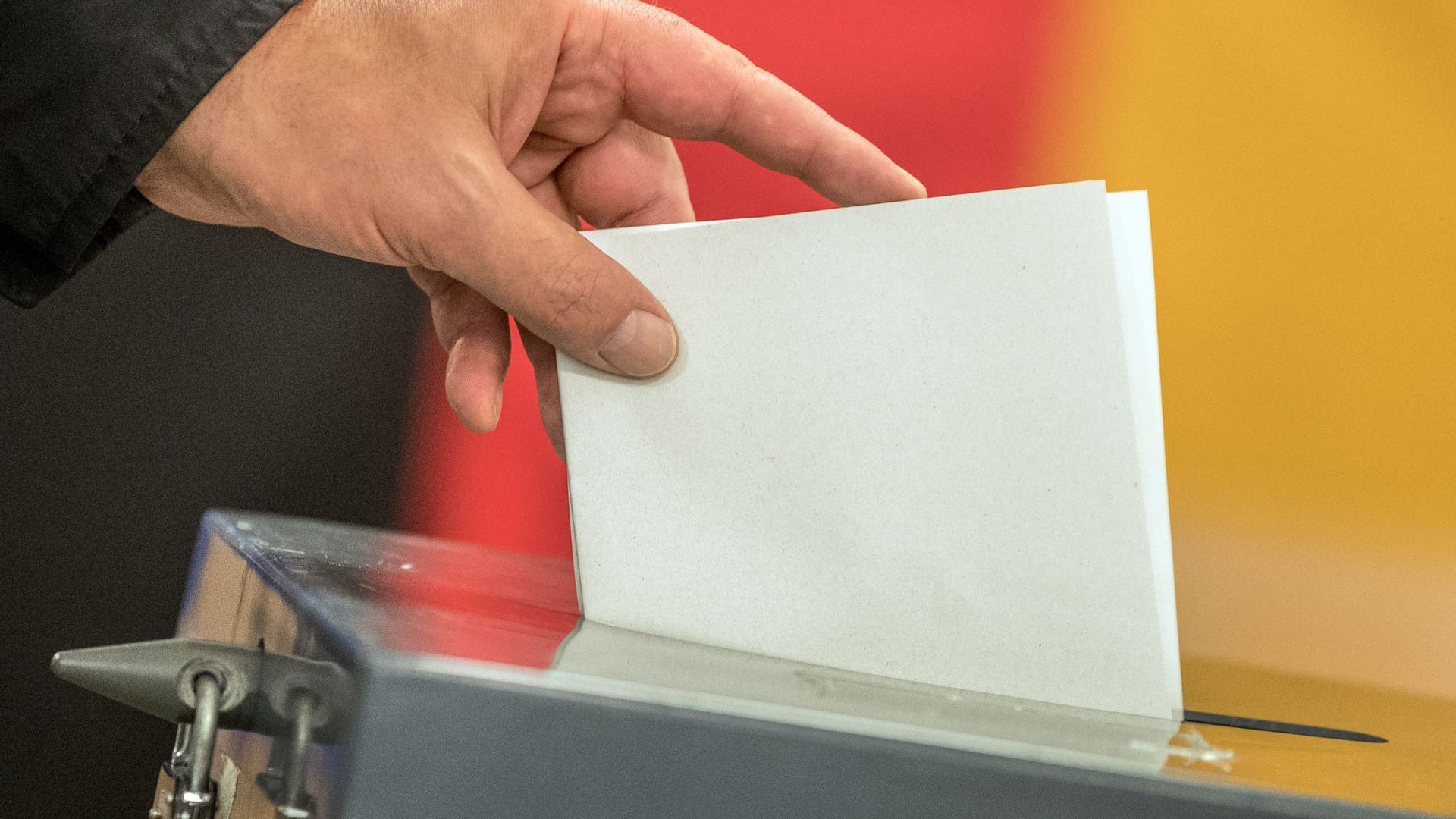 Hohe Wahlbeteiligung: Ein Wähler wirft seinen Stimmzettel in die Wahlurne.