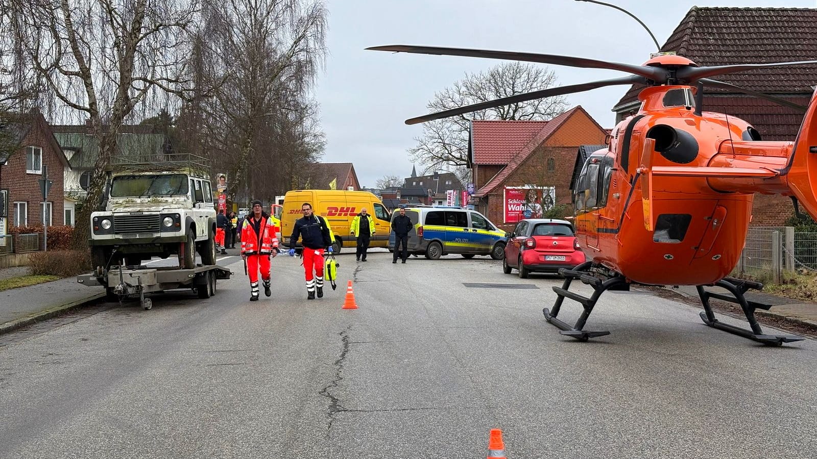 Quickborn - DHL Transporter erfasst Rentnerin - Frau verstorben