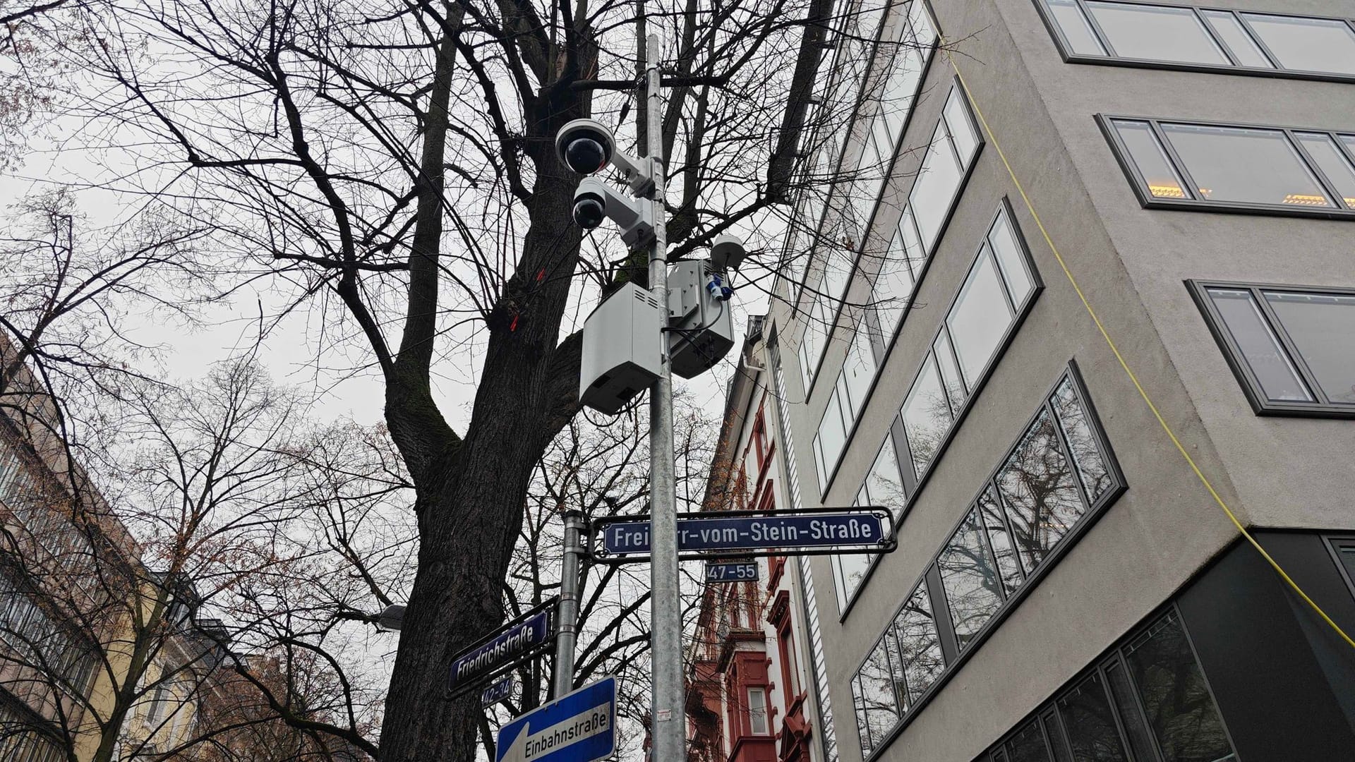 Provisorische Videoüberwachungsanlage vor der Westendsynagoge