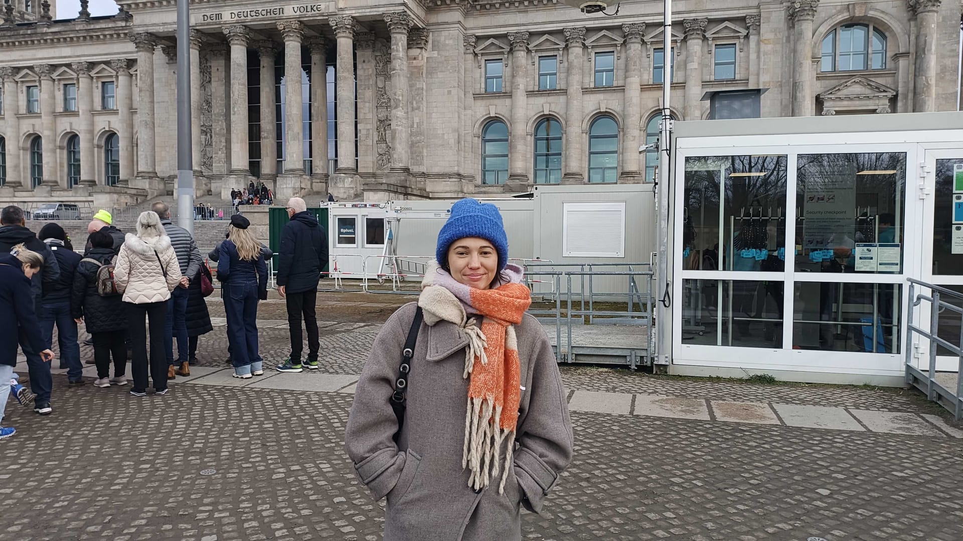 Jaqueline aus München vor dem Reichstag in Berlin: Sie hat per Briefwahl gewählt.