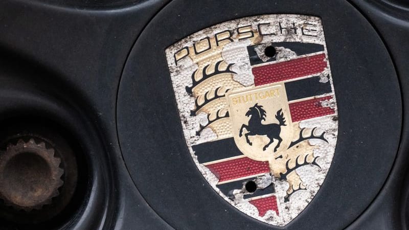 Ein Logo der Porsche AG ist an einer Felge (Symbolbild): Der Autohersteller baut fast 2.000 Stellen in Deutschland ab.