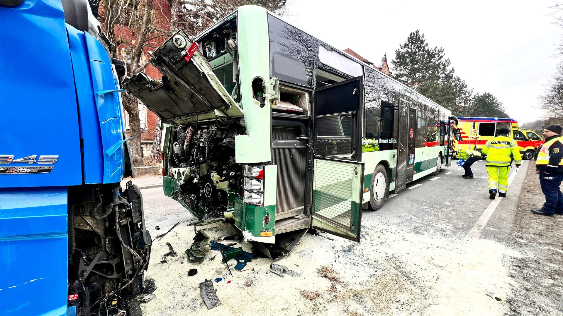 Blick auf die Unfallstelle: Der Katastrophenschutzzug der Johanniter aus Heidenau kümmerte sich um den Abtransport der Verletzten.