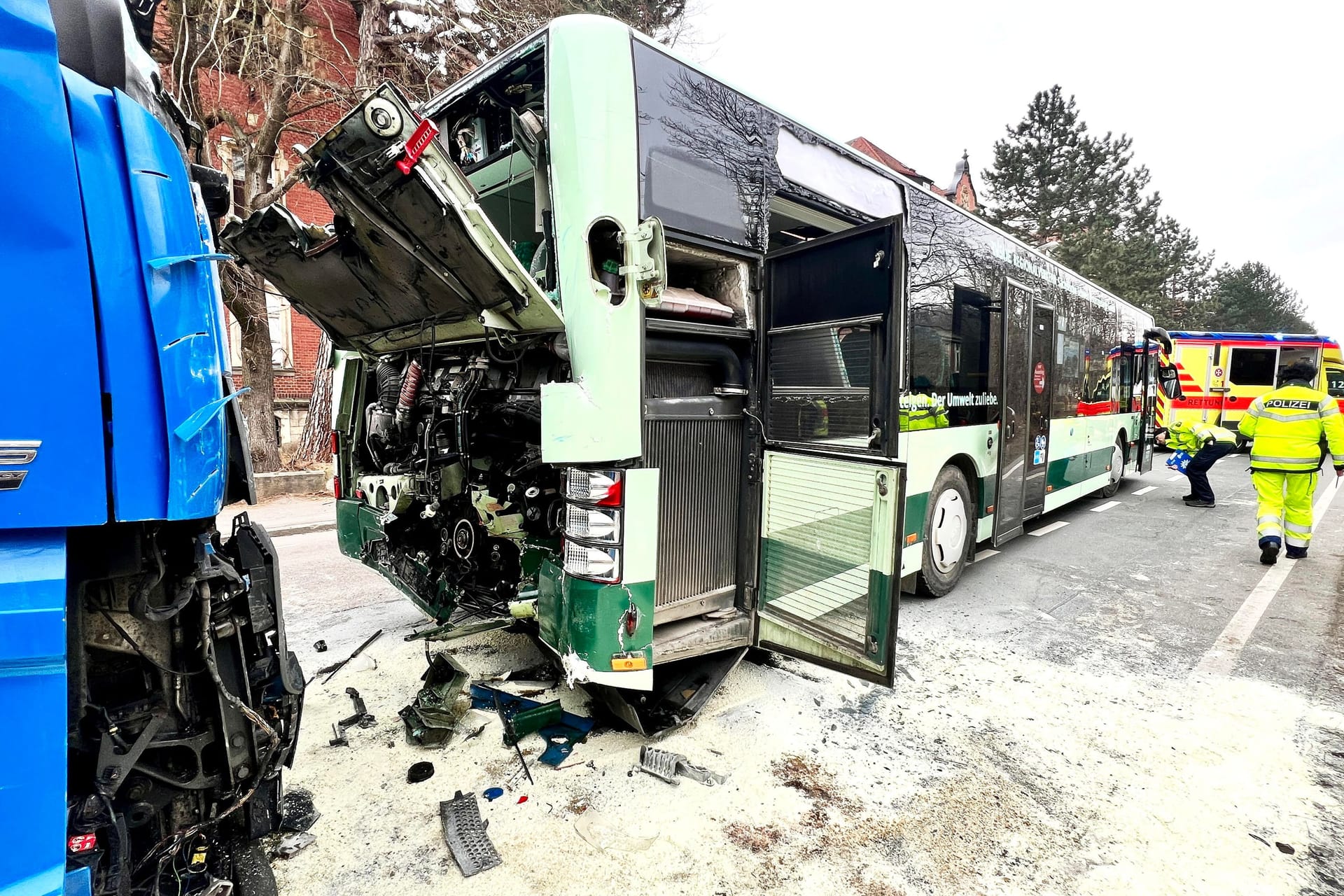 Blick auf die Unfallstelle: Der Katastrophenschutzzug der Johanniter aus Heidenau kümmerte sich um den Abtransport der Verletzten.