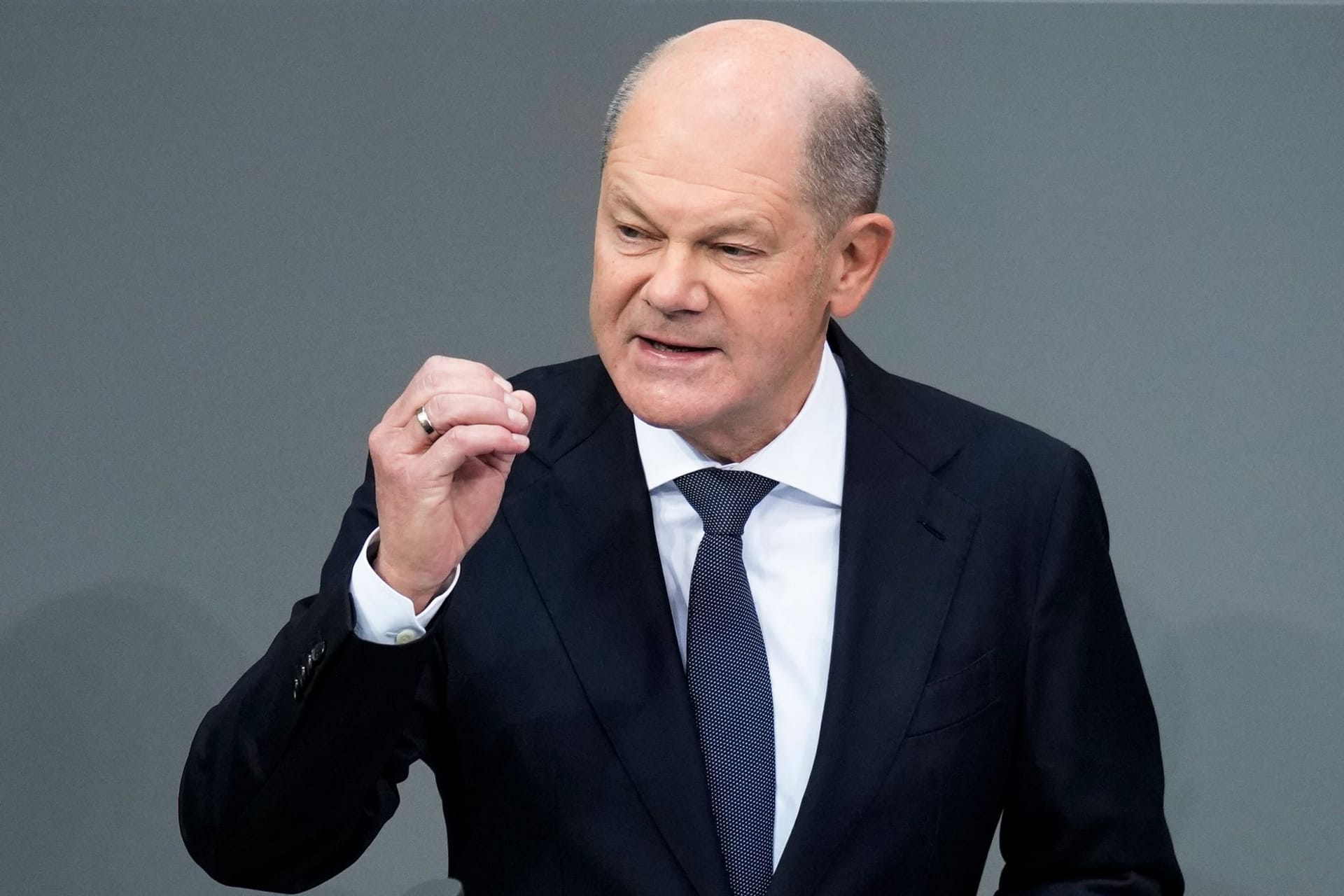 Olaf Scholz: Er hält die erste Rede im Bundestag.