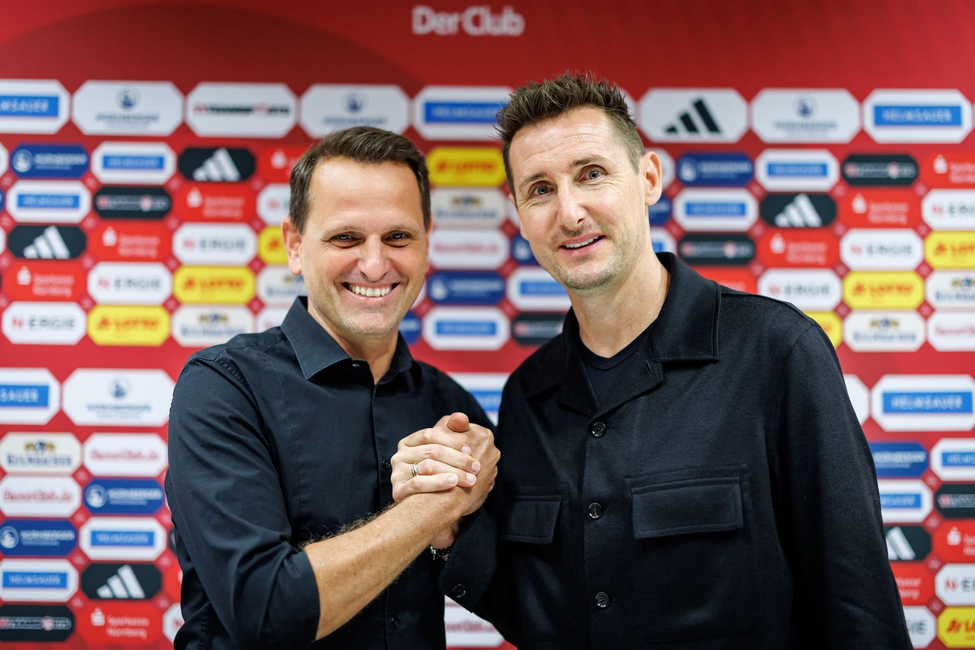 Trainer Miroslav Klose (r) und Sportvorstand Joti Chatzialexiou