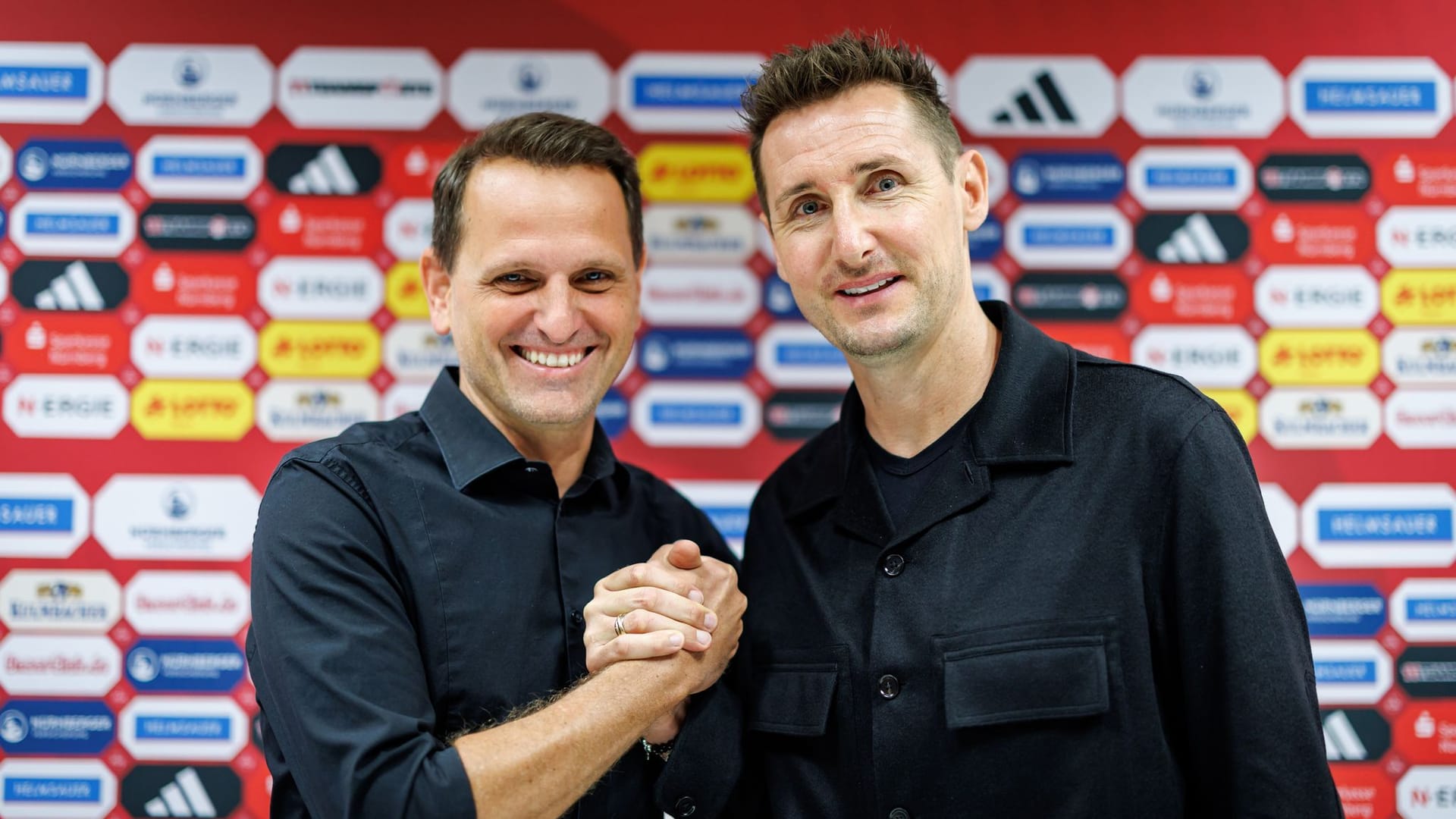 Trainer Miroslav Klose (r) und Sportvorstand Joti Chatzialexiou