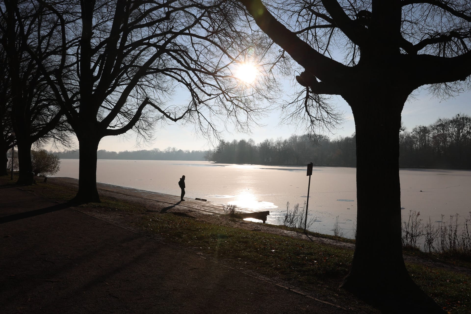 Zugefrorener Maschsee in Hannover (Archivfoto): Im Oktober 2012 hatte K. eine Frau in seiner Wohnung zerstückelt und ihre Überreste in den See geworfen. Zugefrorener Maschsee in Hannover (Archivfoto): Im Oktober 2012 hatte K. eine Frau in seiner Wohnung zerstückelt und ihre Überreste in den See geworfen.