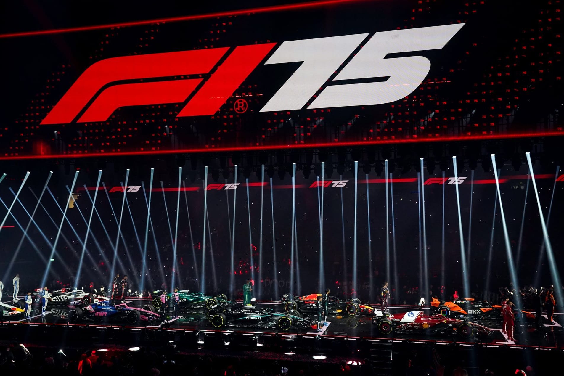 Im Jahr 2025 feiert die Formel 1 ihr 75-jähriges Bestehen. Mit einem großen Event in der Londoner 02-Arena beging die Königsklasse des Motorsports ihr Jubiläum. In diesem Rahmen präsentierten auch alle zehn Teams ihre Autos für die neue Saison. So sehen sie aus: