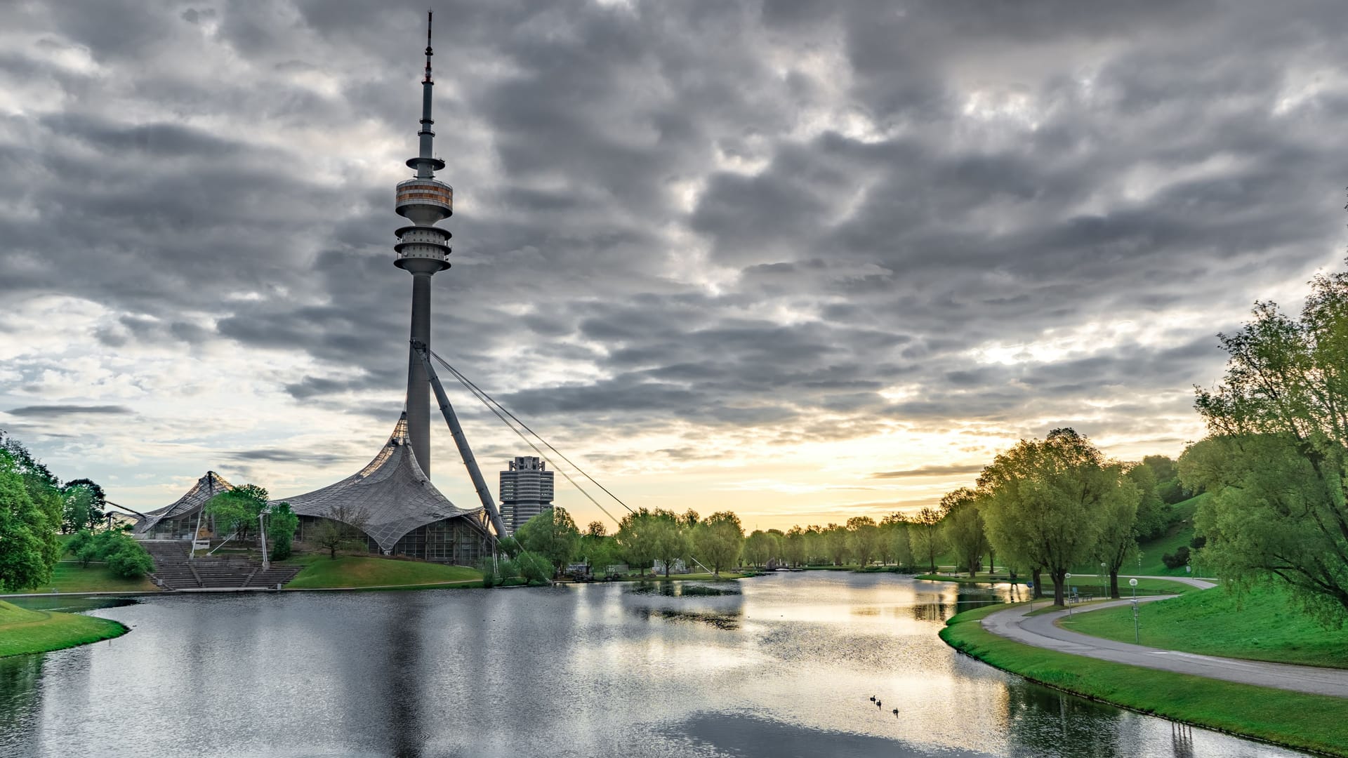 Wolken über dem Olympiapark (Archivbild): Die Sonne zeigt sich zum Wochenstart nur vereinzelt in München.