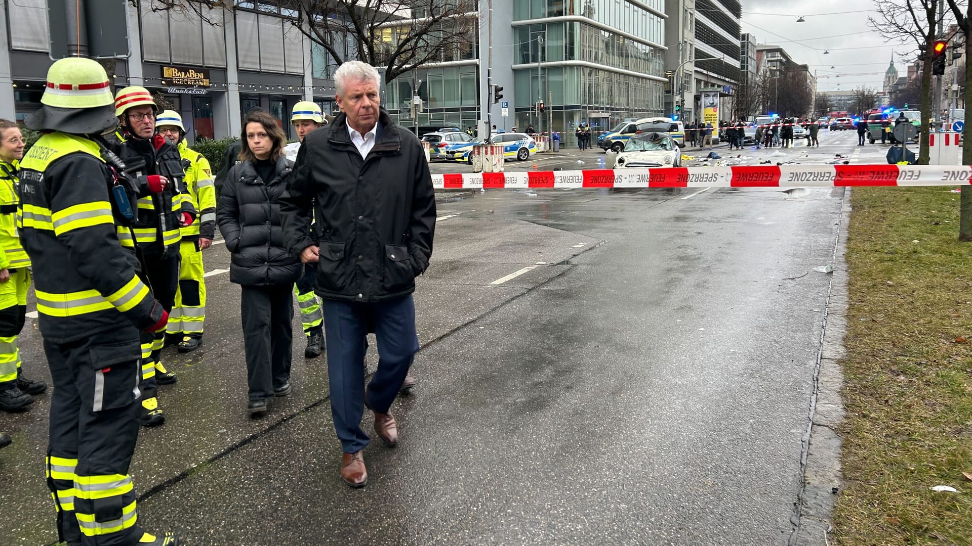 Oberbürgermeister Dieter Reiter (vorne) trifft am Tatort ein, um sich ein Bild von der Lage zu machen: "Bin tief erschüttert."