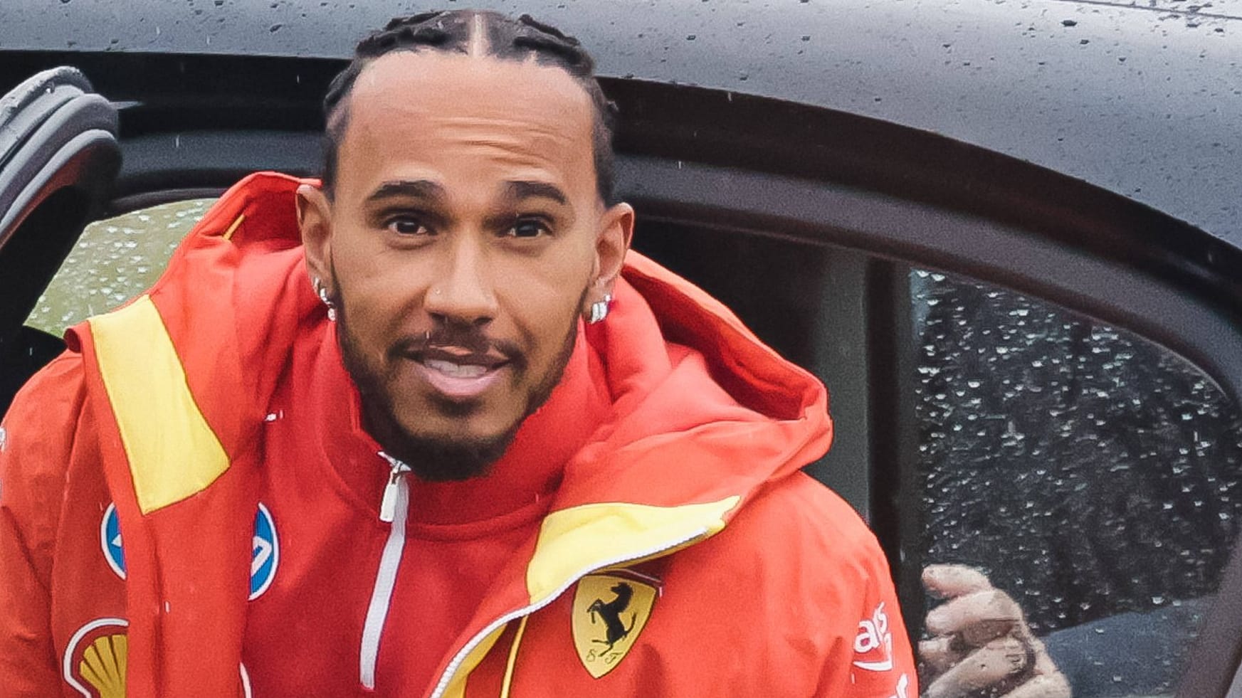 Lewis Hamilton strahlt in Ferrari-Rot: Der Rekordweltmeister möchte seiner Karriere einen krönenden Abschluss verleihen.