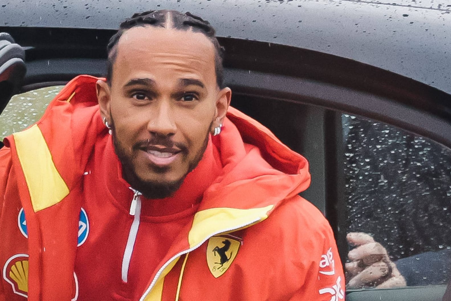 Lewis Hamilton strahlt in Ferrari-Rot: Der Rekordweltmeister möchte seiner Karriere einen krönenden Abschluss verleihen.