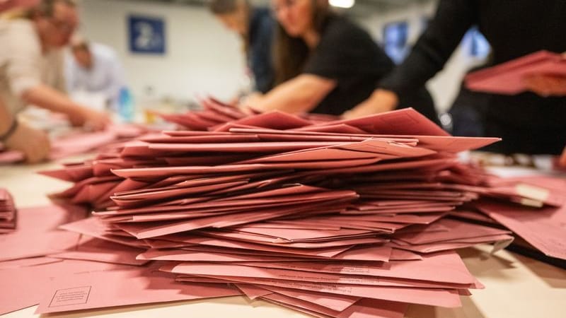 Briefwahlstimmen liegen zur Auszählung auf einem Tisch (Archivbild): Drei Stimmbezirke werden am Dienstag in Tempelhof-Schöneberg neu ausgezählt.