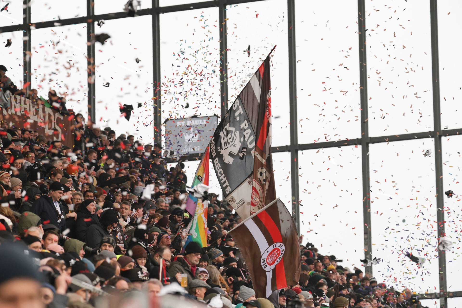 Fans des FC St. Pauli: Nach zwei Jahrzehnten wurde kürzlich das Aus der Stadionhymne beschlossen.