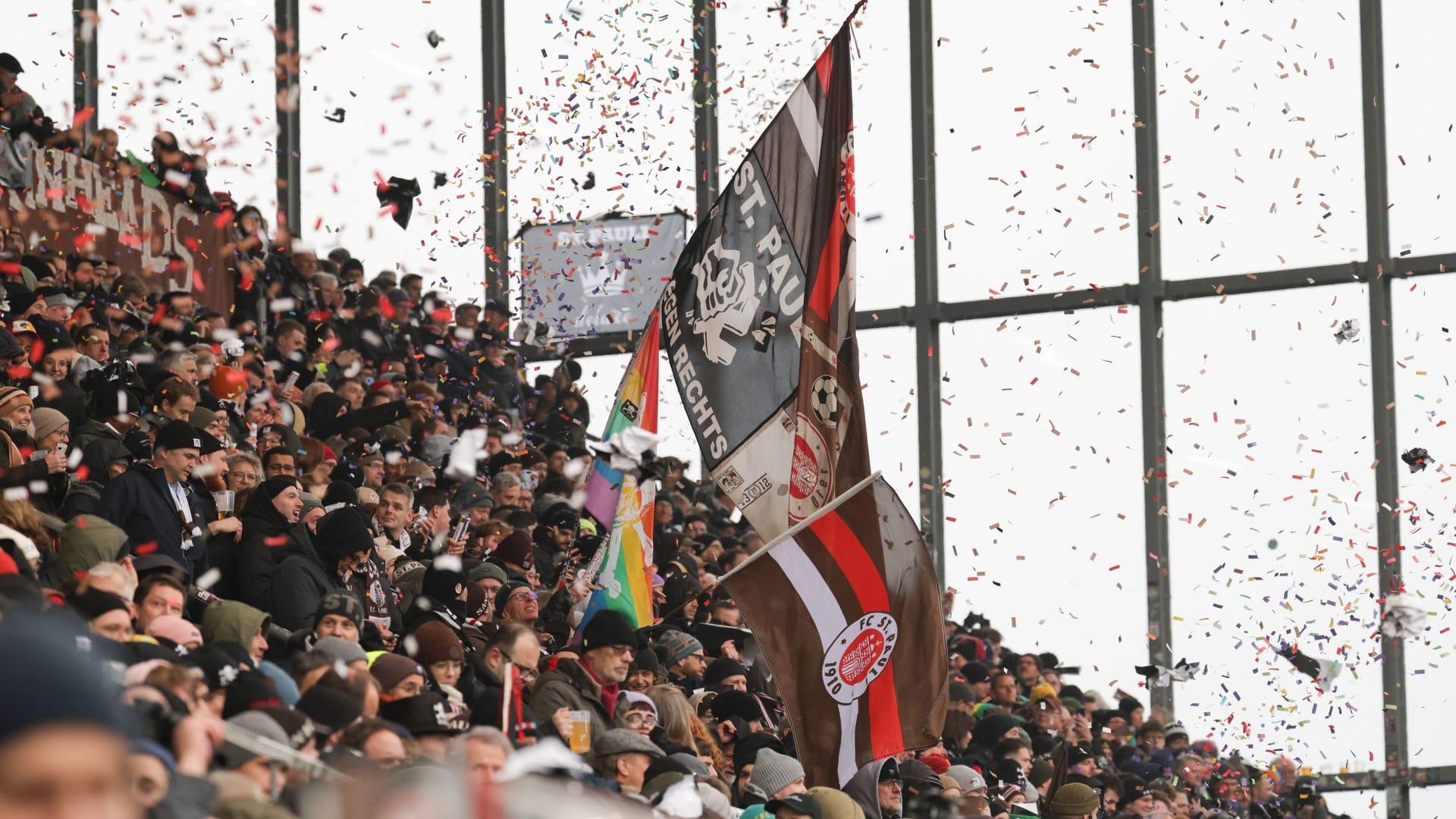 Fans des FC St. Pauli: Nach zwei Jahrzehnten wurde kürzlich das Aus der Stadionhymne beschlossen.