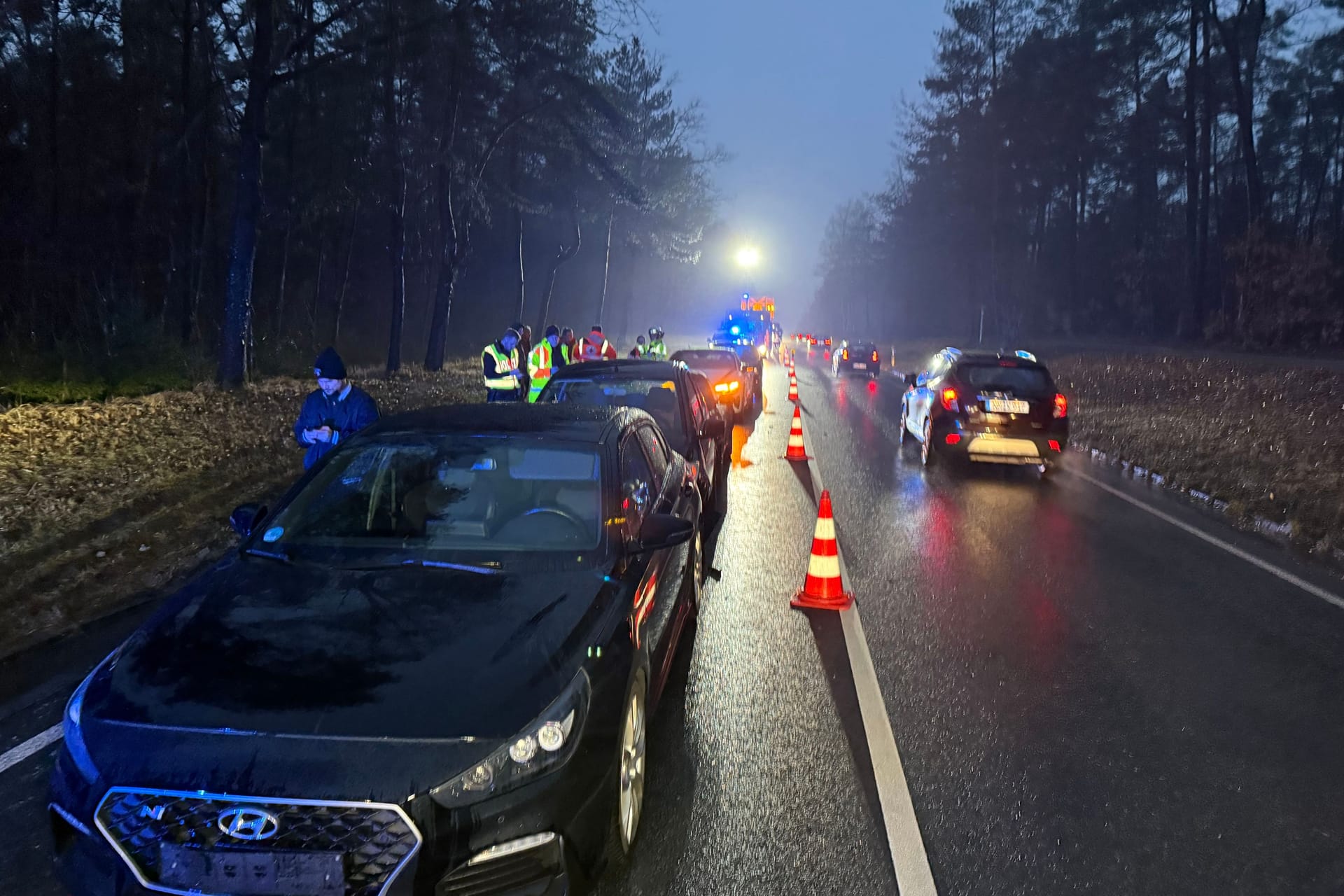 Ein Auffahrunfall auf der B8 sorgt für Chaos im Berufsverkehr.