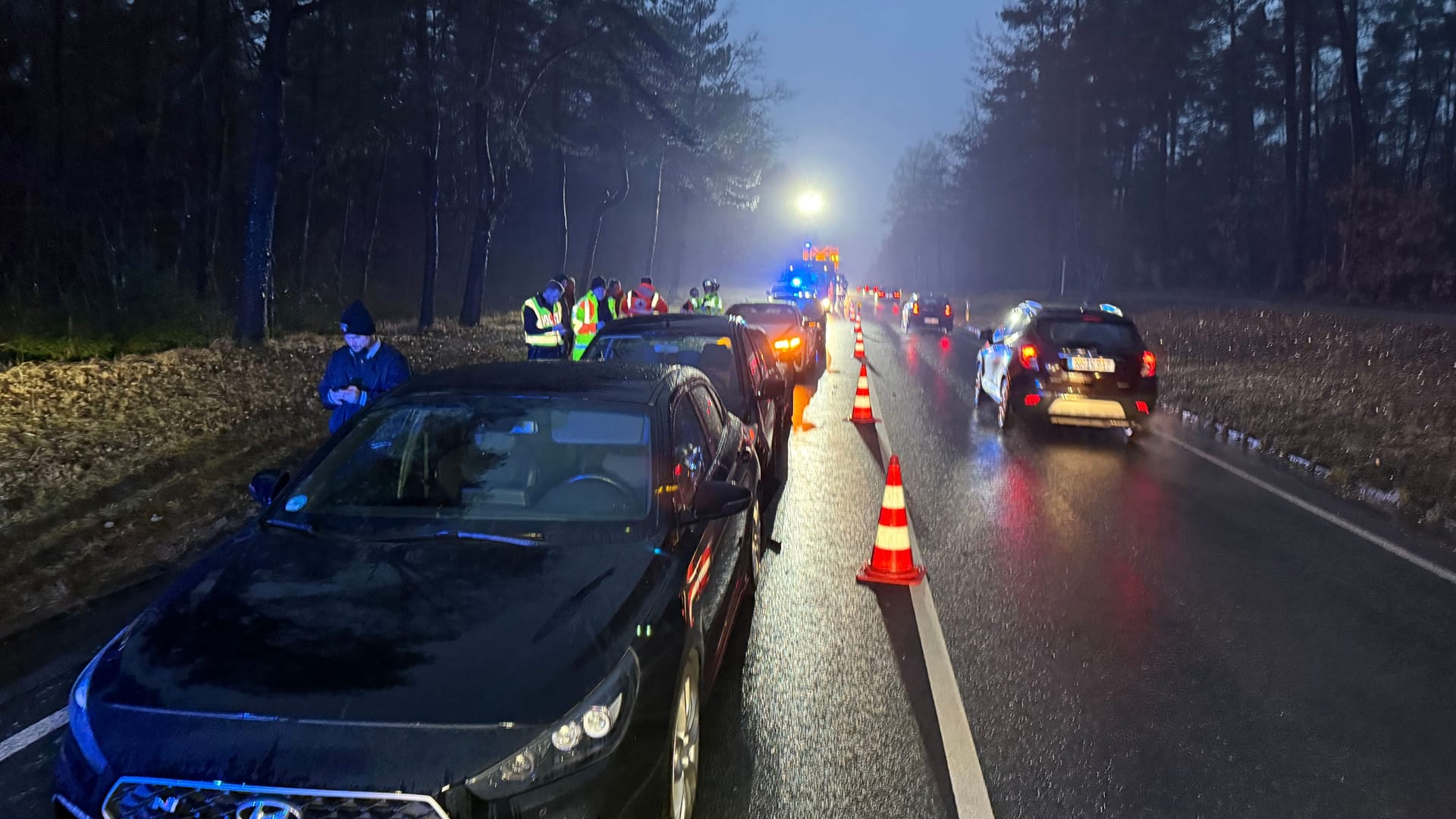 Ein Auffahrunfall auf der B8 sorgt für Chaos im Berufsverkehr.