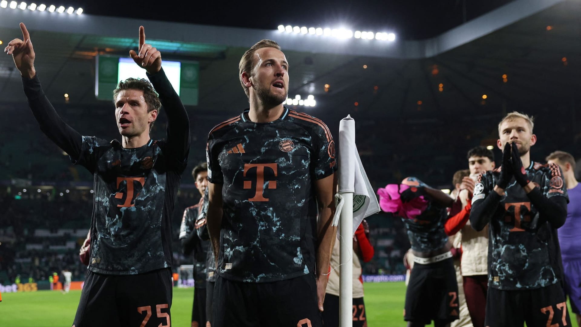 Der FC Bayern gewinnt das Playoff-Hinspiel bei Celtic Glasgow mit 2:1 und verschaffen sich damit eine gute Ausgangsposition für das Rückspiel am Dienstag in München. Olise und Kane knacken das Abwehrbollwerk der Schotten und verdienen sich damit gute Noten, zwei andere Bayern-Stars bekommen Note vier, Die Einzelkritik.