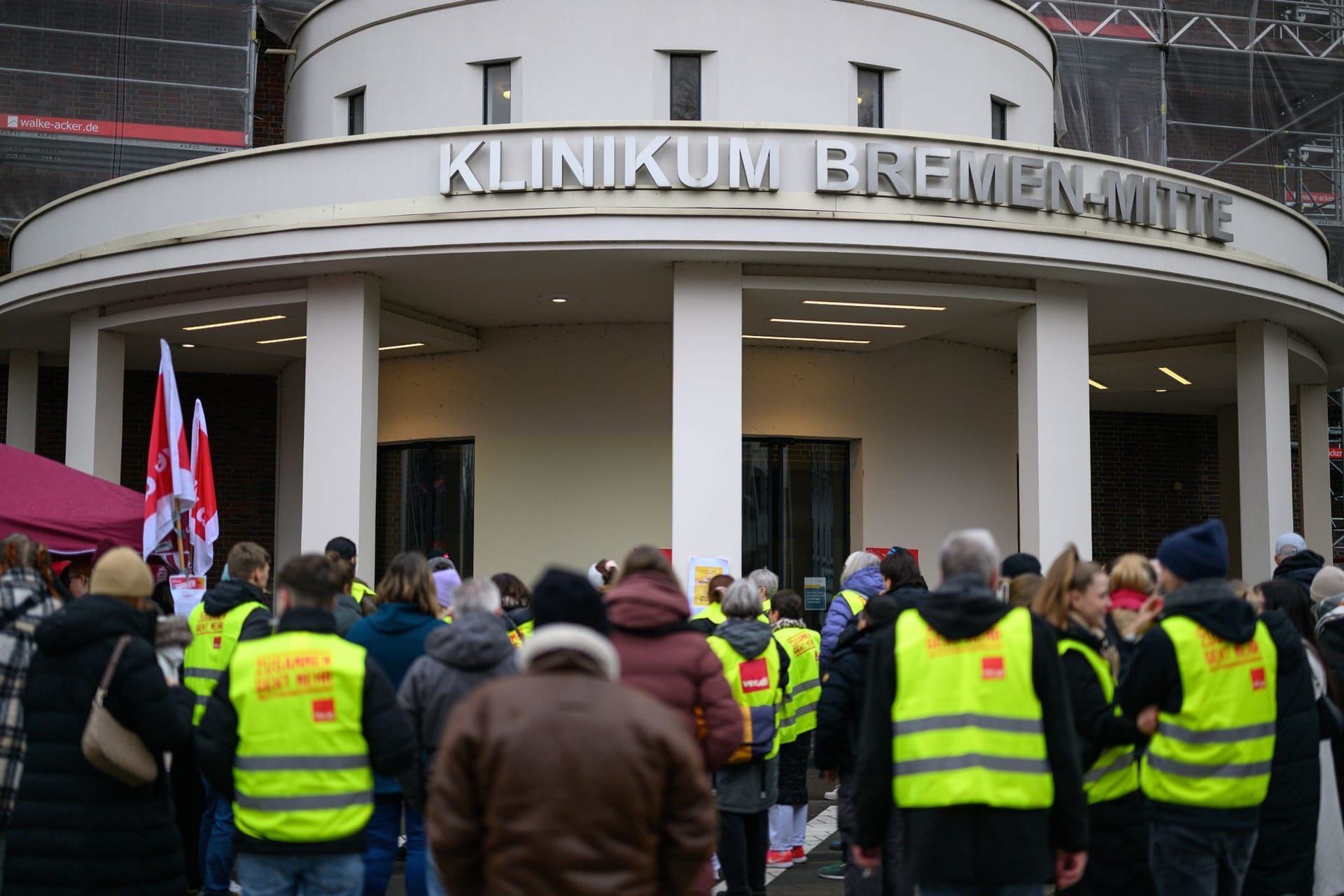 Teilnehmer des Warnstreiks stehen vor dem Klinikum Bremen-Mitte. Sie fordern acht Prozent mehr Lohn und flexiblere Arbeitszeiten.