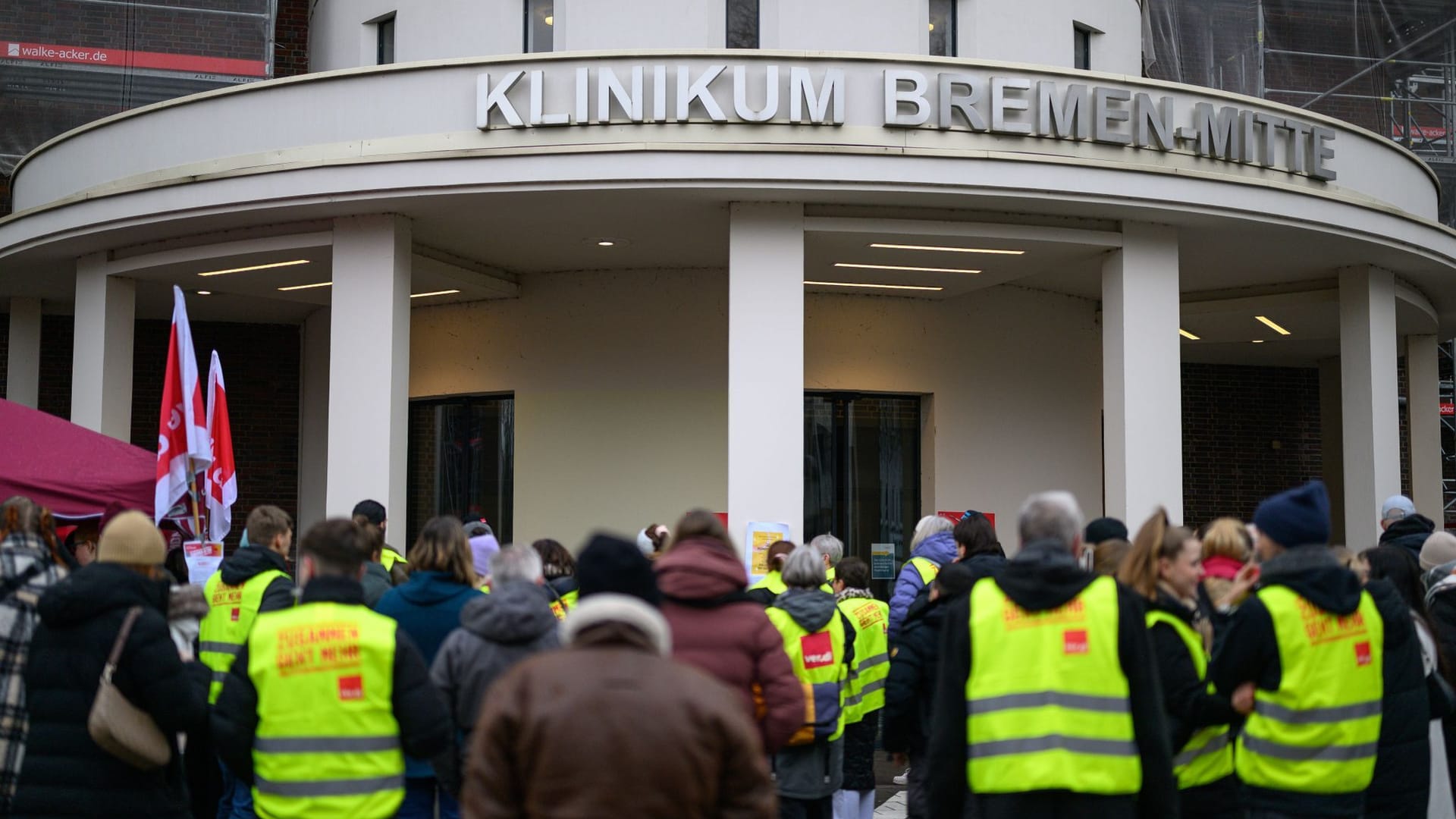 Teilnehmer des Warnstreiks stehen vor dem Klinikum Bremen-Mitte. Sie fordern acht Prozent mehr Lohn und flexiblere Arbeitszeiten.