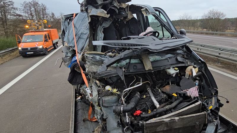 Ein Autowrack steht auf einem Abschleppwagen: In dem Transporter saßen der Verletzte und die beiden Toten.