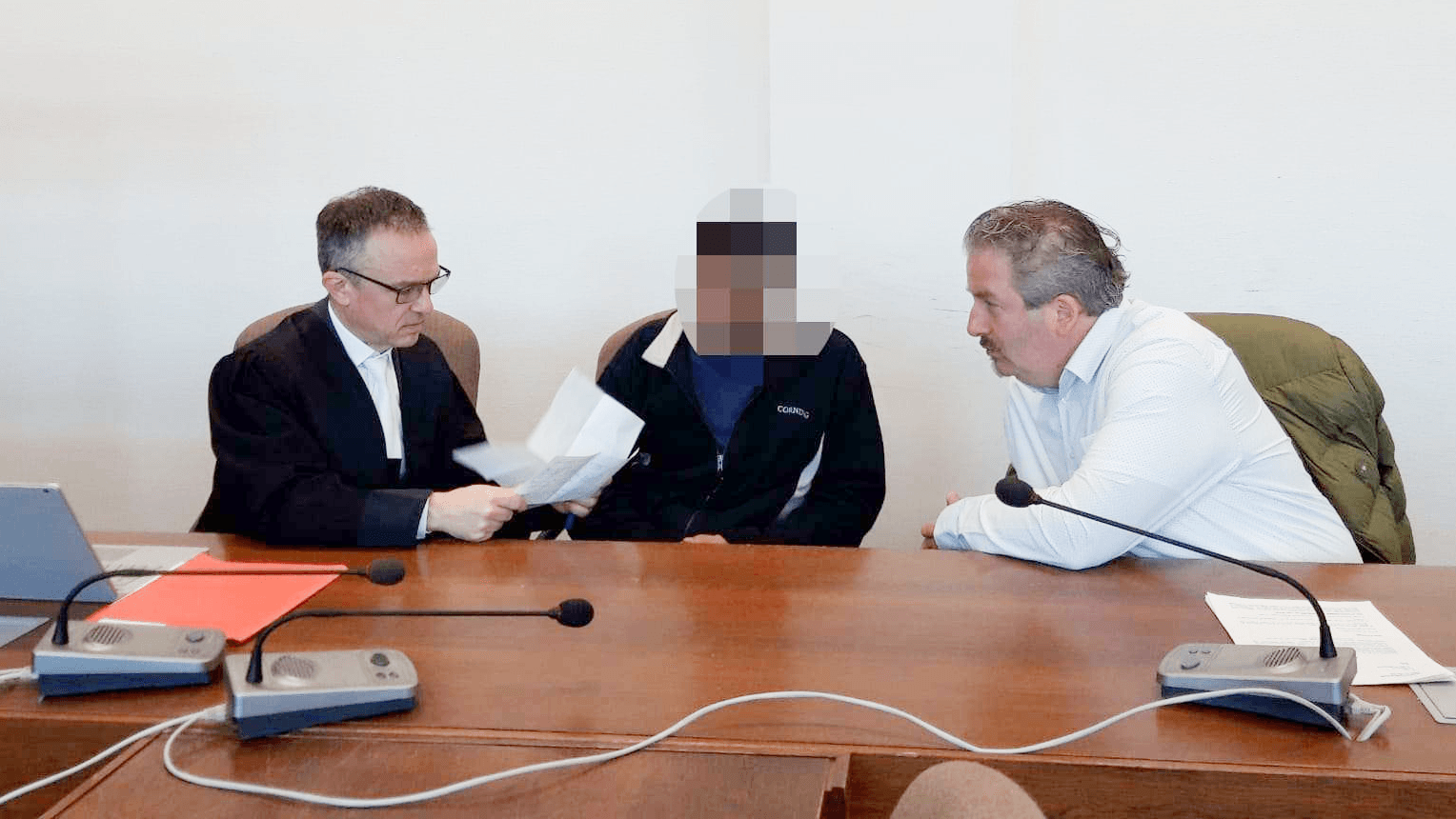 Der Angeklagte (M.) mit seinem Verteidiger Oliver Kremer (l.) und seinem Dolmetscher: Der Anwalt hatte seinem Mandanten von einer Aussage abgeraten.