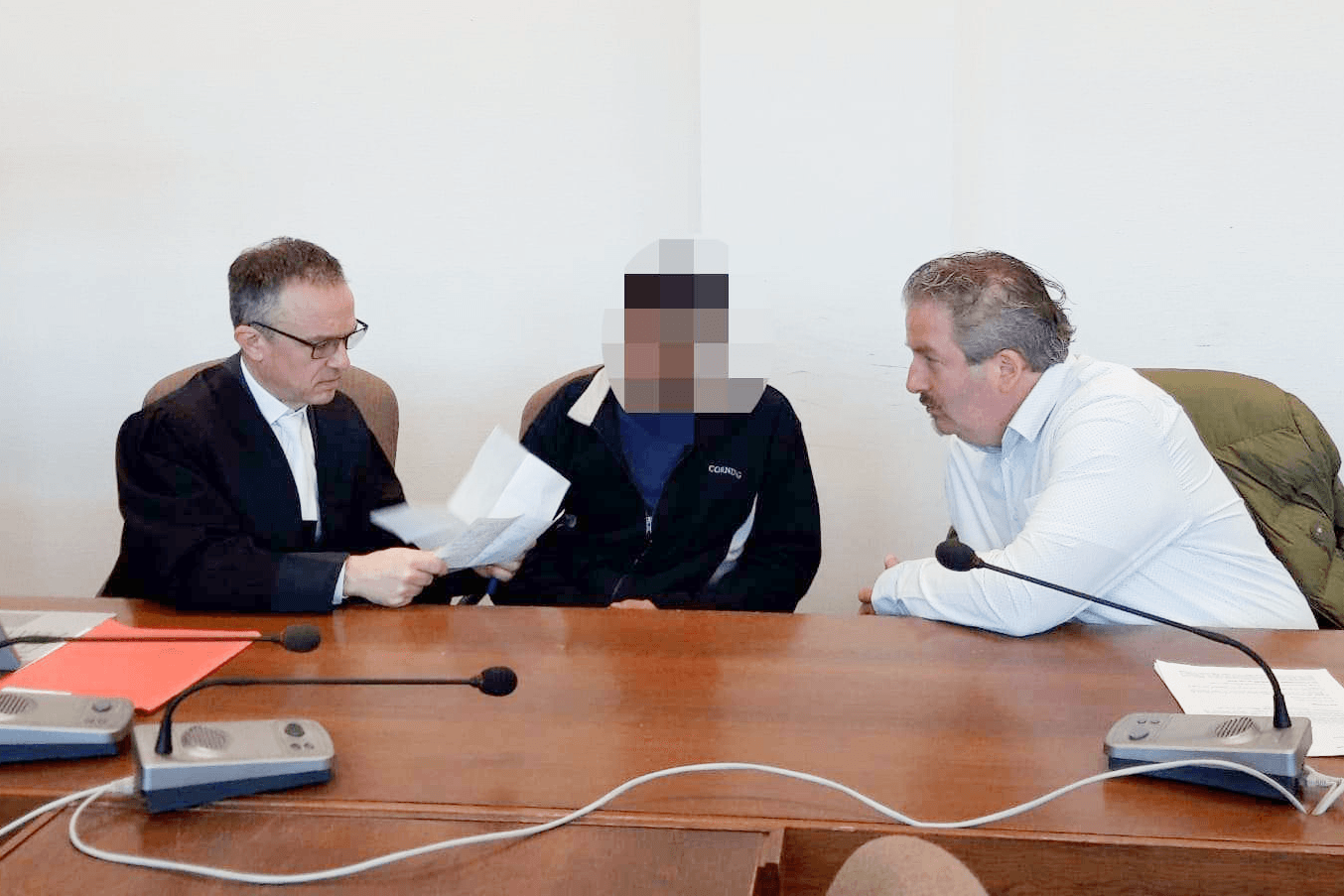 Der Angeklagte (M.) mit seinem Verteidiger Oliver Kremer (l.) und seinem Dolmetscher: Der Anwalt hatte seinem Mandanten von einer Aussage abgeraten.