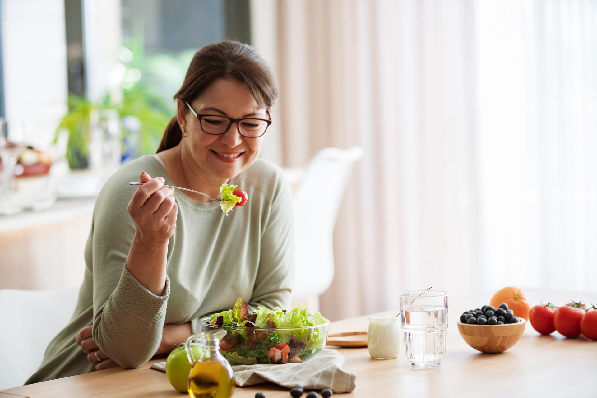 Salat zum Mittag: Beim Scheinfasten müssen Sie nicht komplett auf Nahrung verzichten.