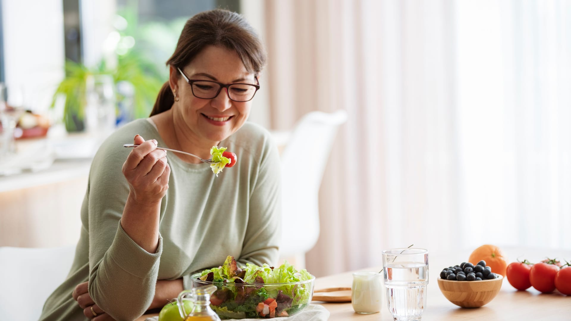 Salat zum Mittag: Beim Scheinfasten müssen Sie nicht komplett auf Nahrung verzichten.