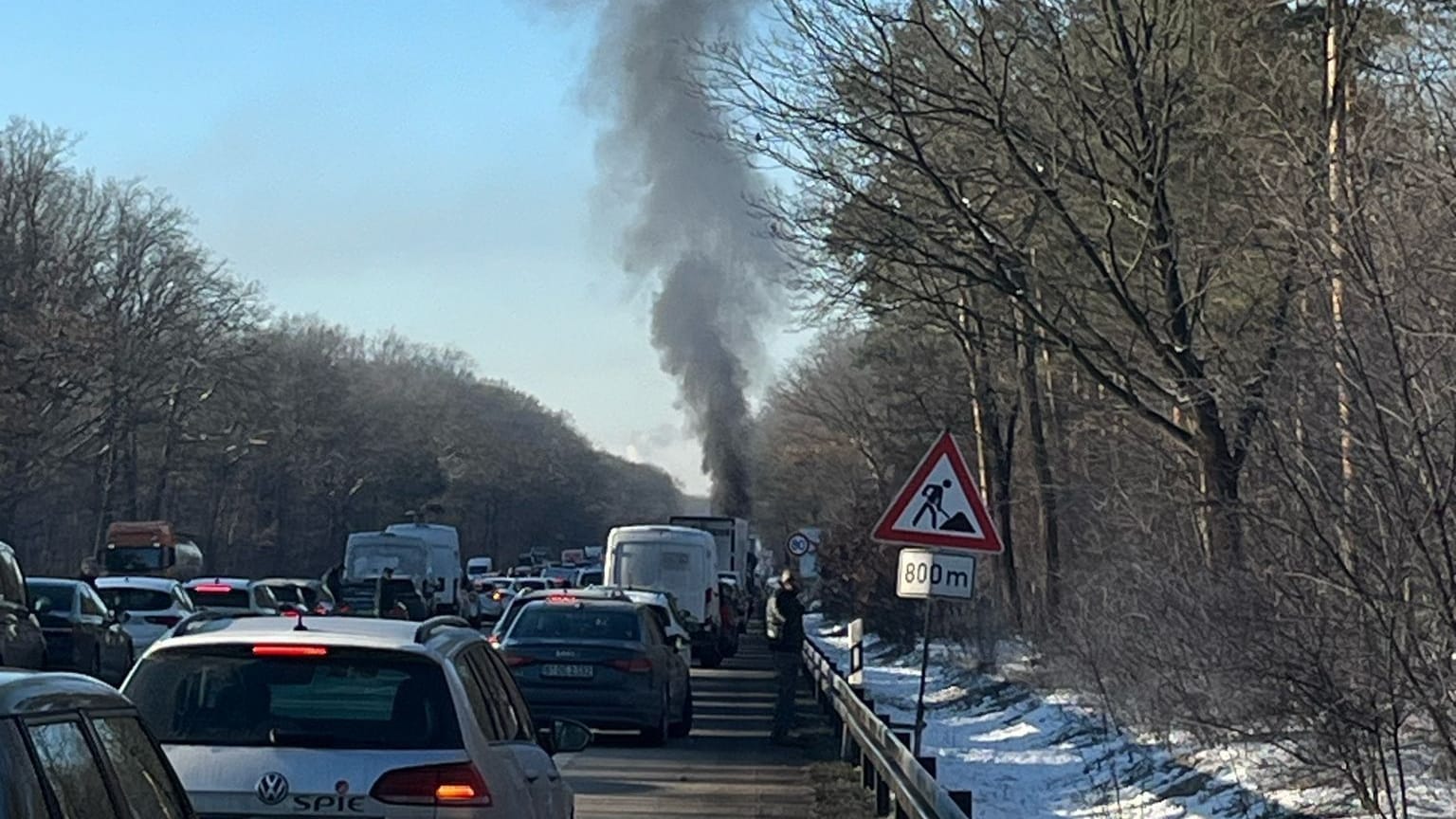 Eine Rauchsäule ist auf der Berliner Autobahn Avus zu sehen.