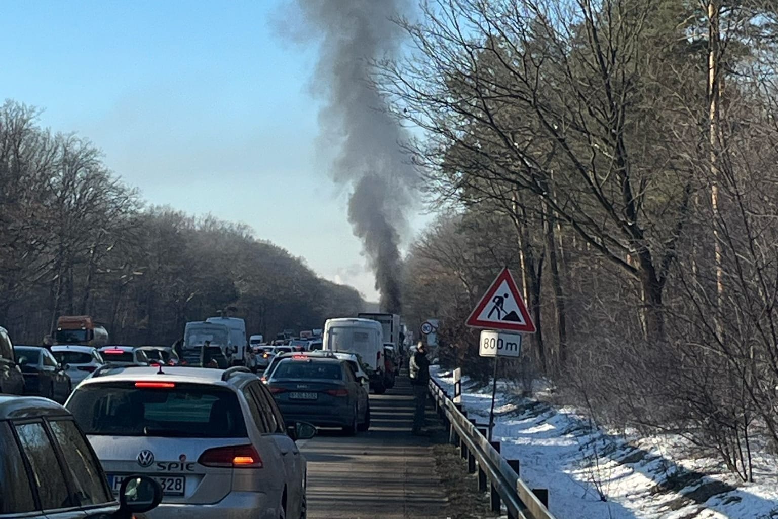 Eine Rauchsäule ist auf der Berliner Autobahn Avus zu sehen.