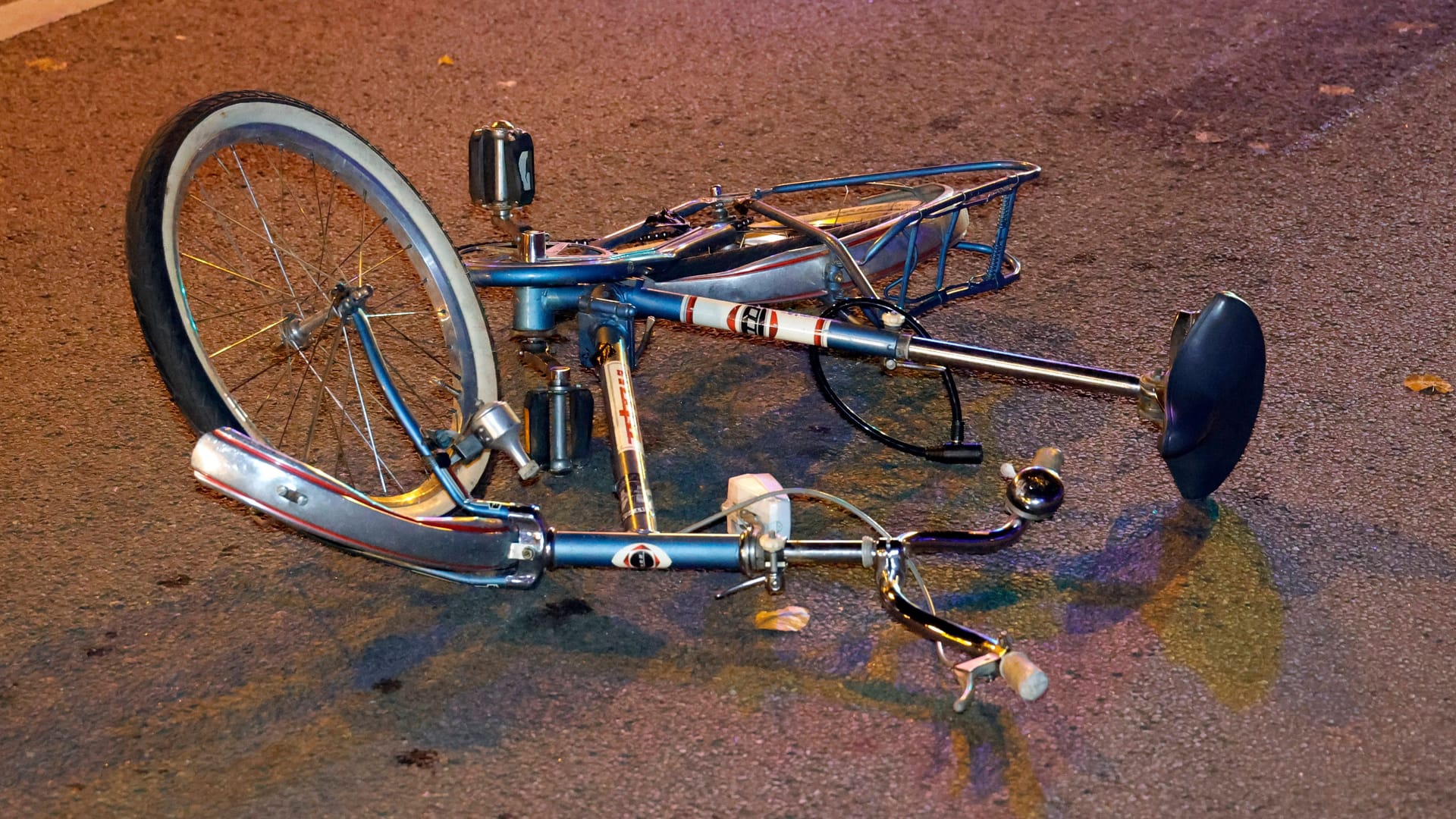 Ein Fahrrad liegt nach einem Unfall auf der Straße (Symbolbild): Die 33-Jährige kam per Rettungswagen in den Schockraum einer Münchner Klinik.