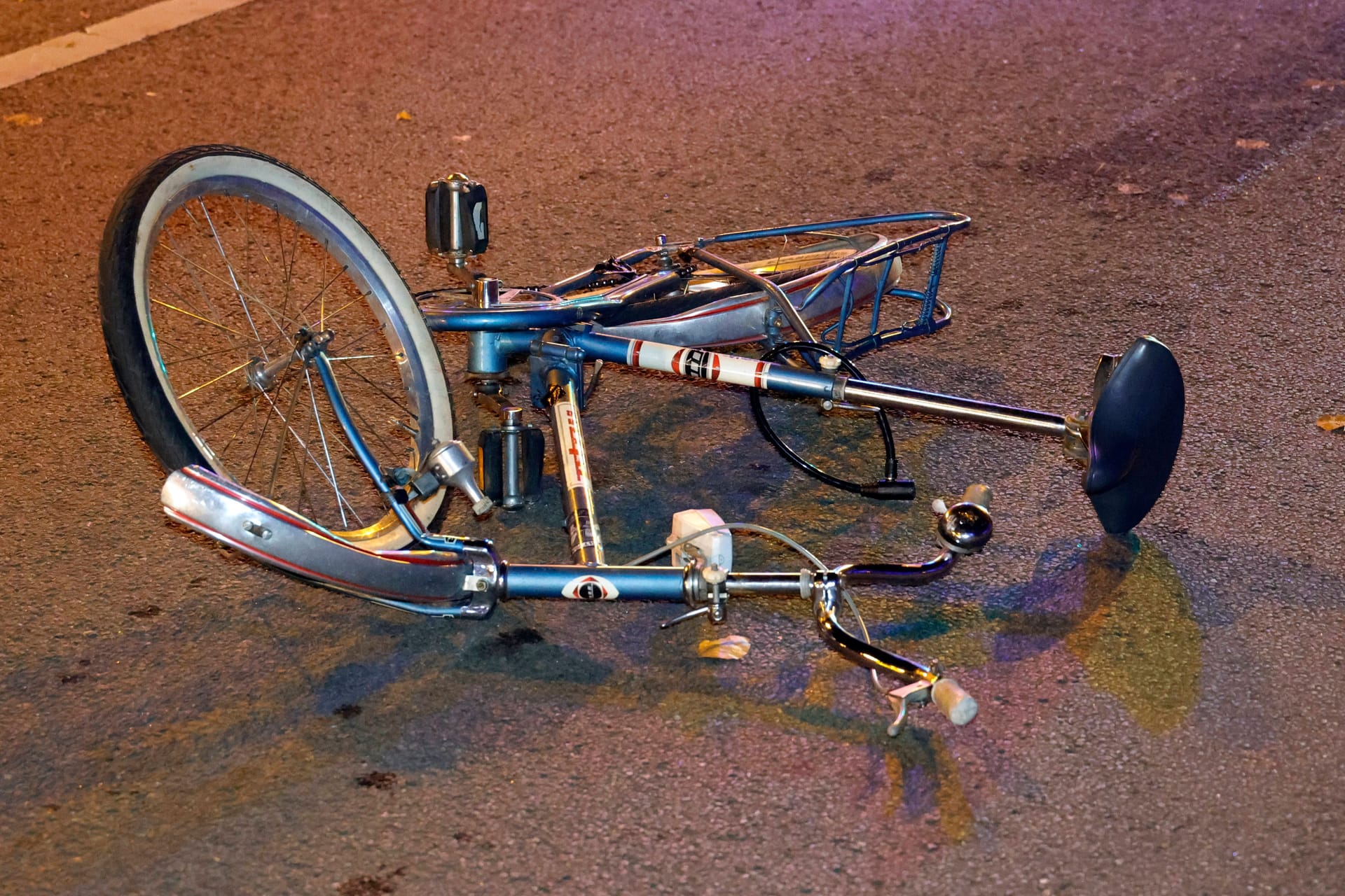 Ein Fahrrad liegt nach einem Unfall auf der Straße (Symbolbild): Die 33-Jährige kam per Rettungswagen in den Schockraum einer Münchner Klinik.