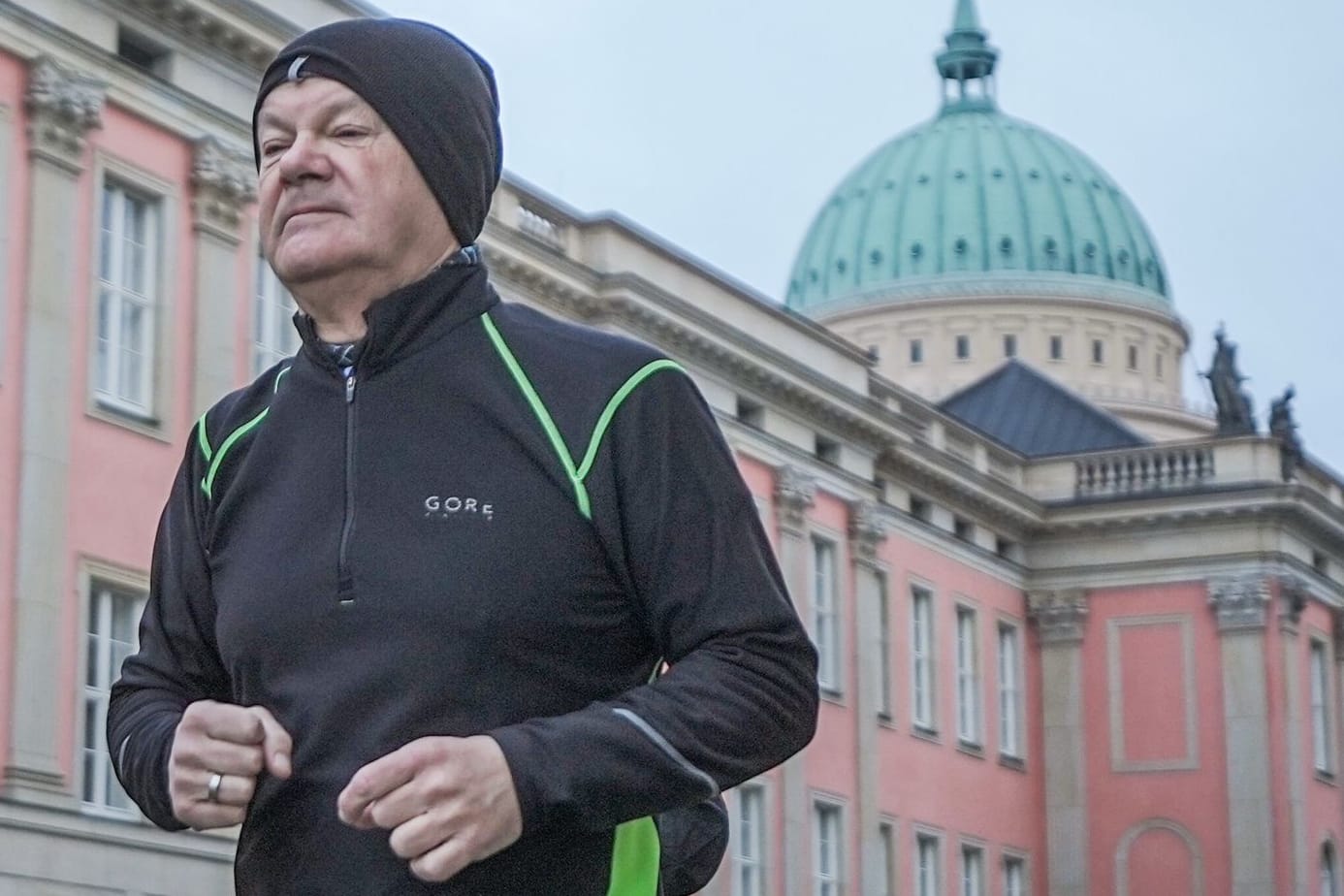 Bundeskanzler Olaf Scholz (SPD) joggt am Morgen vor seiner Stimmabgabe durch Berlin.