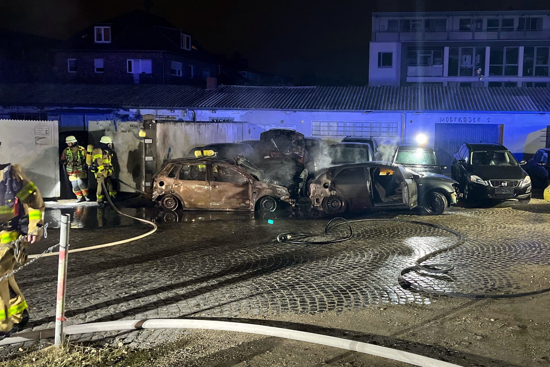 Ein KfZ-Handel an der Moltkestraße: Drei Fahrzeuge brannten hier vollständig aus.